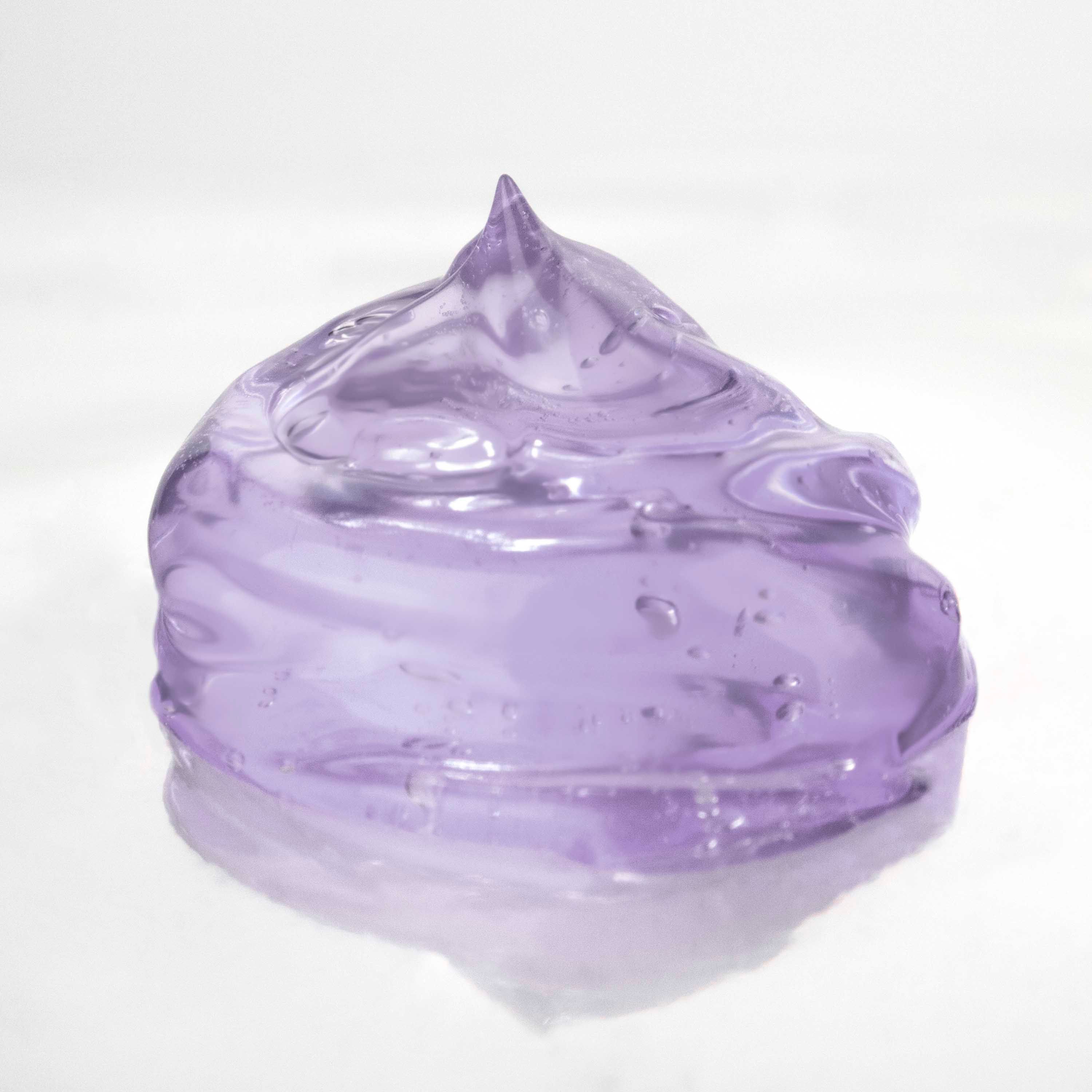 Mucchio di gel viola. Su sfondo lucido. Il gel ha una punta.