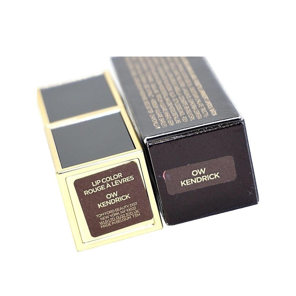 Astuccio rossetto dorato aperto e confezione nera. Sulla confezione è scritto 'OW Kendrick'.