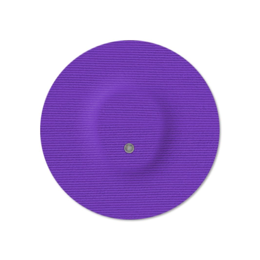 Cerotto rotondo viola con punto centrale argentato. Tessuto a trama. Su sfondo bianco.