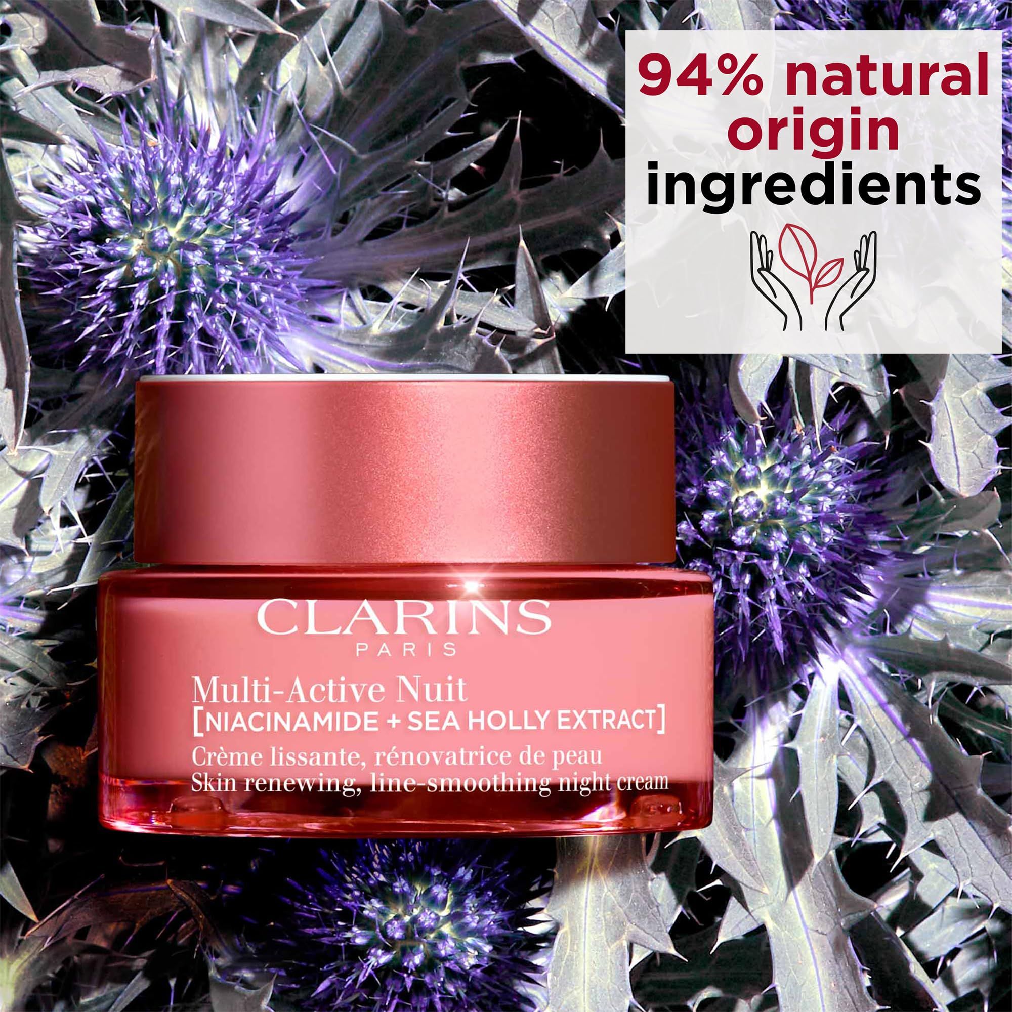 Vaso rosa su sfondo blu-grigio. Testo: Clarins Paris, Multi-Active Nuit, Crème lissante, rénovatrice de peau. 94% ingredienti naturali.