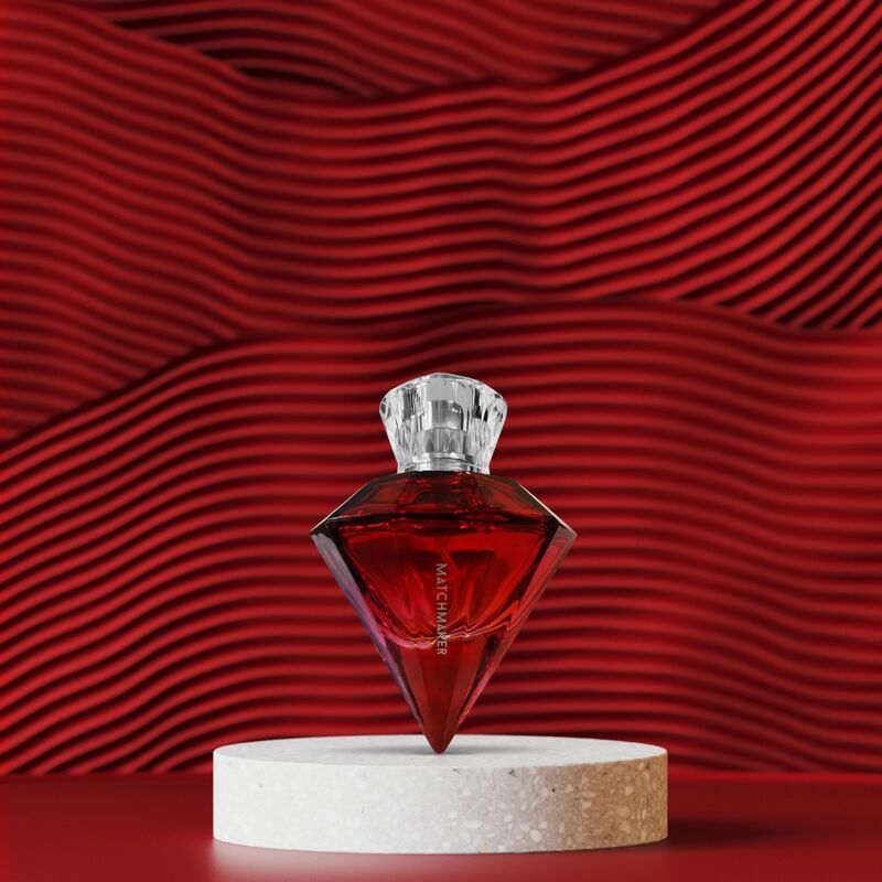 Flacone di profumo a forma di diamante rosso su un piedistallo. Sfondo rosso con motivo ondulato.