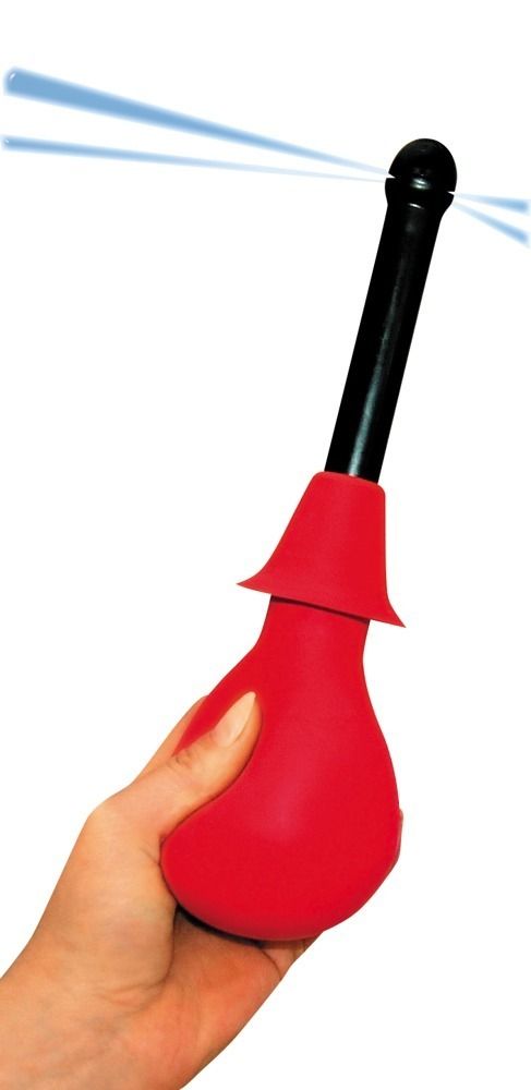 Doccia intima rossa tenuta in mano, con accessorio nero. Getto d'acqua che esce dalla punta.