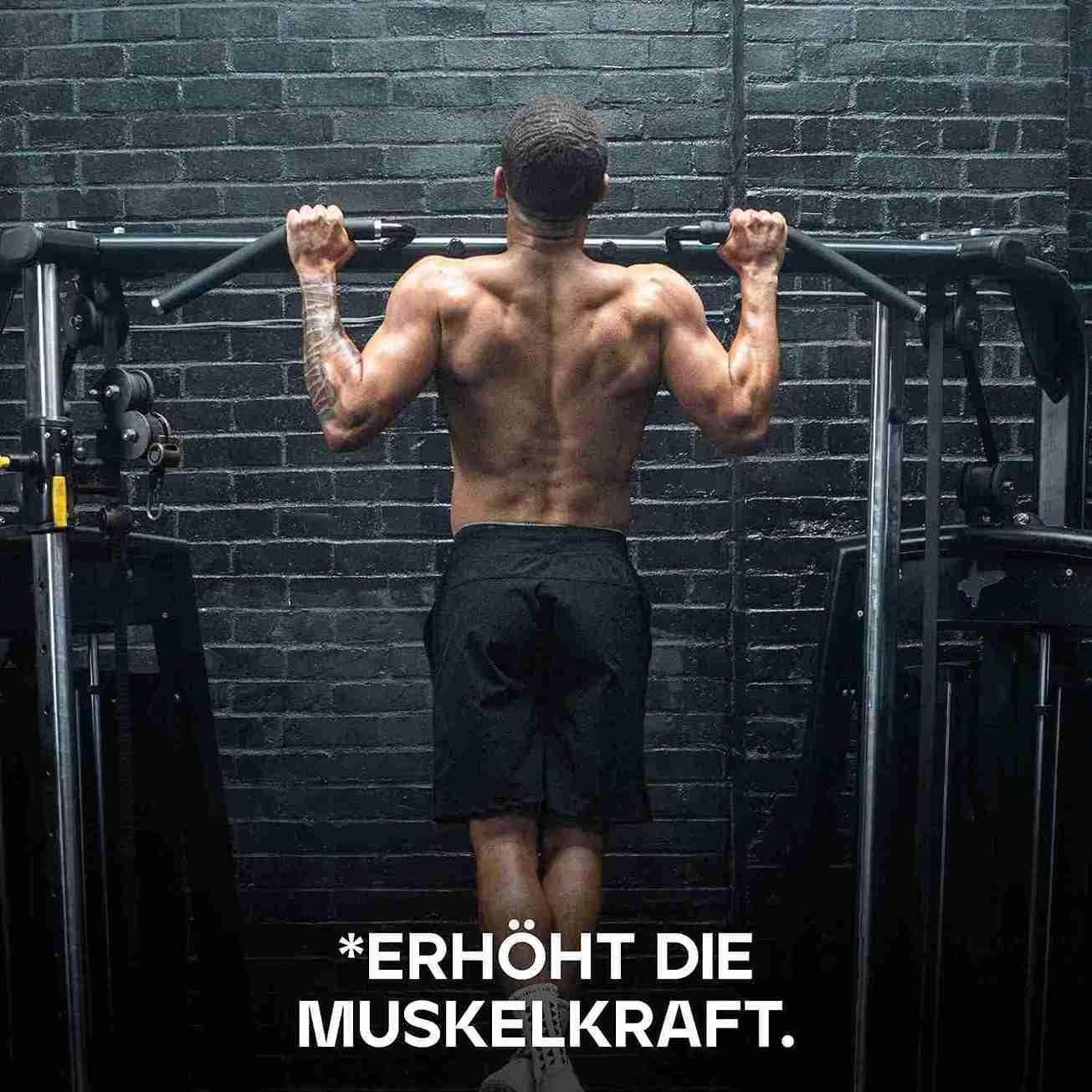 Uomo che si allena su una sbarra per trazioni. Testo: *AUMENTA LA FORZA MUSCOLARE.