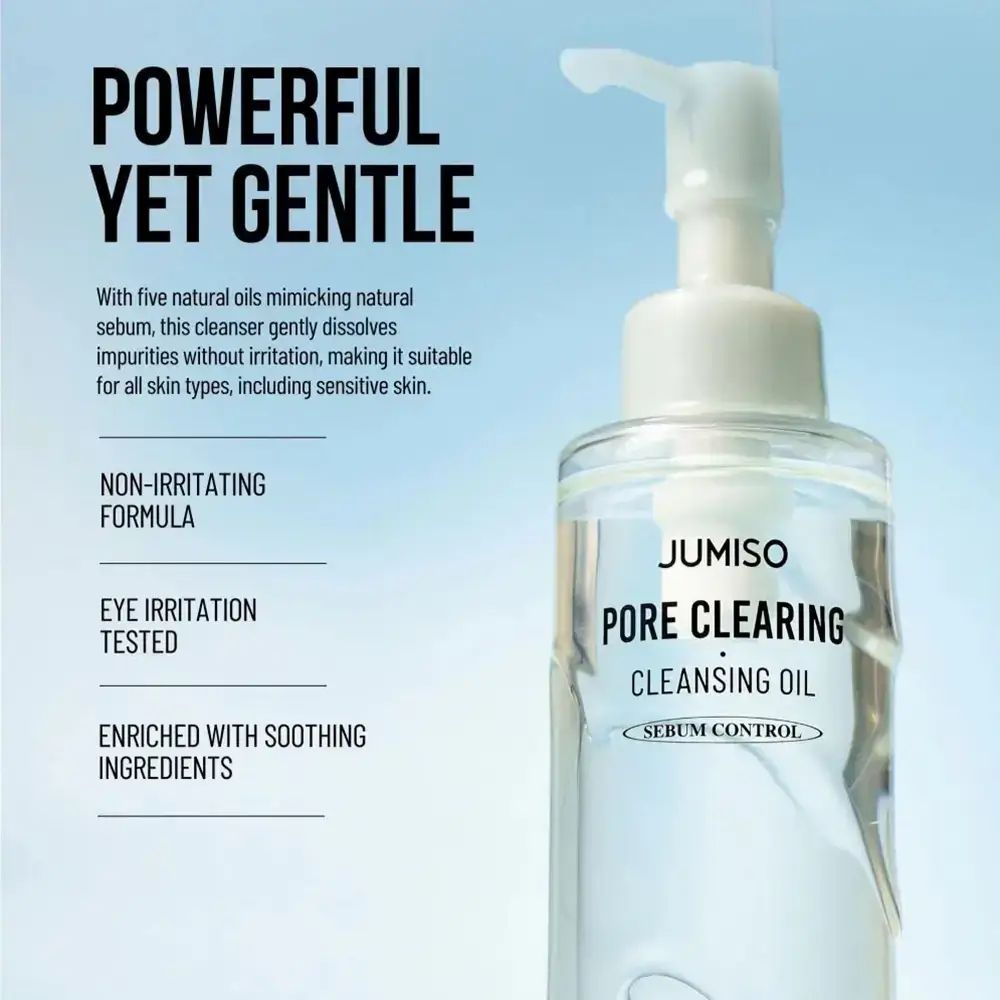 Flacone trasparente con dosatore. Scritta: JUMISO PORE CLEARING CLEANSING OIL. Testo: NON-IRRITATING FORMULA.