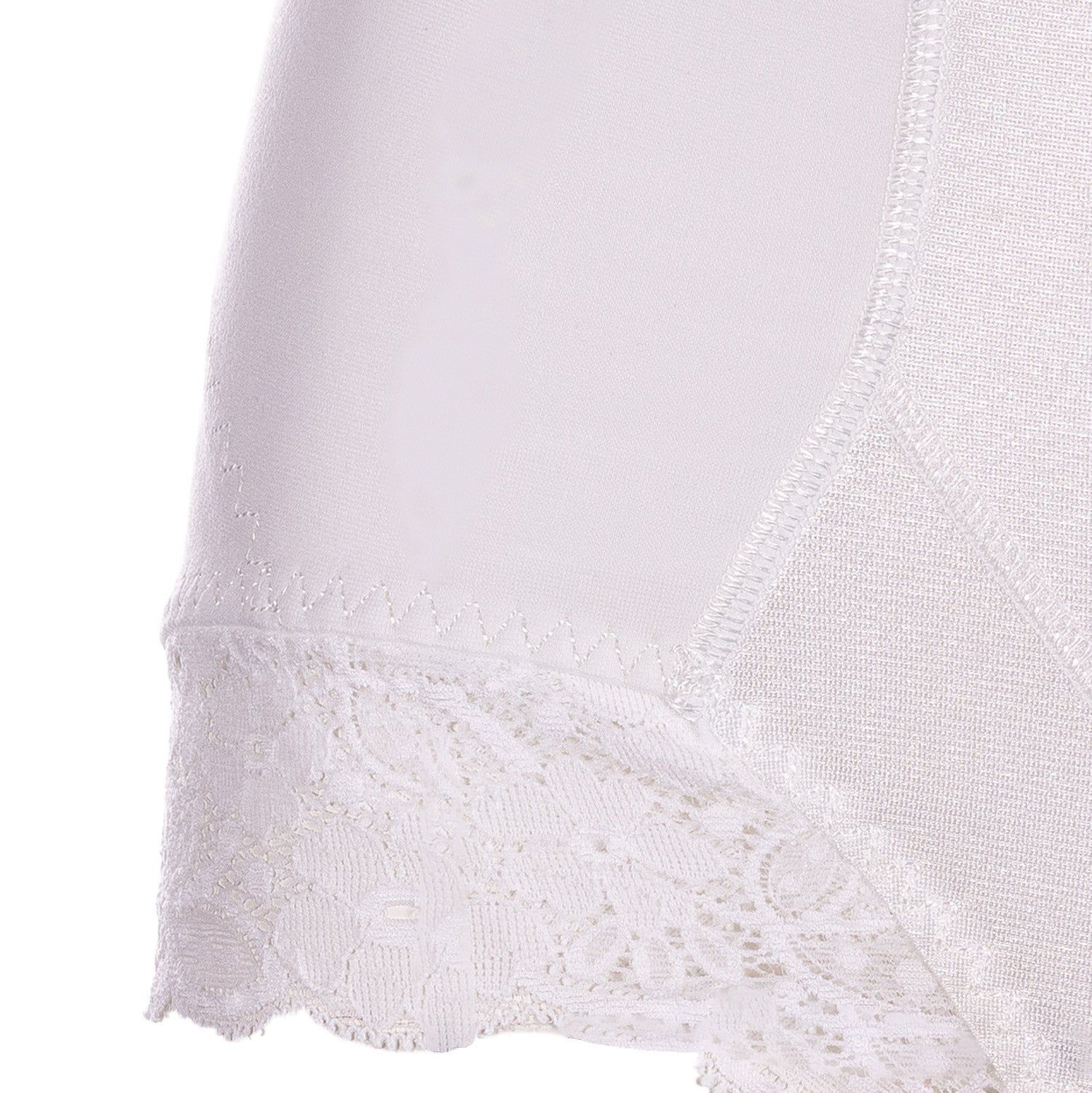 Dettaglio della guaina bianca. Pizzo sull'orlo delle gambe e struttura del tessuto.