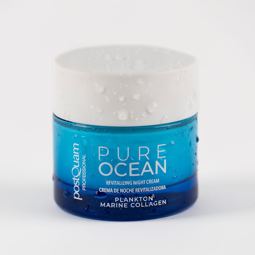 Barattolo di crema notte PostQuam blu con coperchio bianco. Scritta: Pure Ocean, Revitalizing Night Cream, Plankton Marine Collagen. Gocce d'acqua.