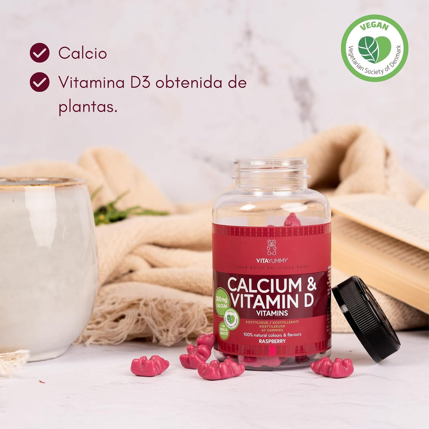 Flacone trasparente con orsetti gommosi rossi. Scritta: Calcium & Vitamina D. Sigillo vegano. Coperchio aperto.