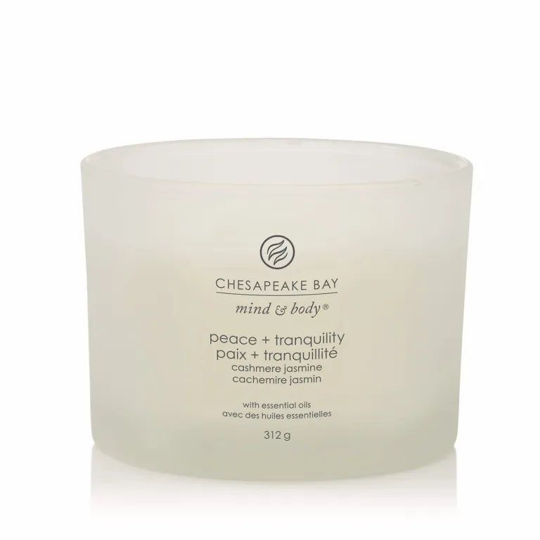 Candela in vetro bianco. Testo: Chesapeake Bay, mind & body, peace + tranquility, Paix + tranquillité, Cashmere Jasmin, 312g.