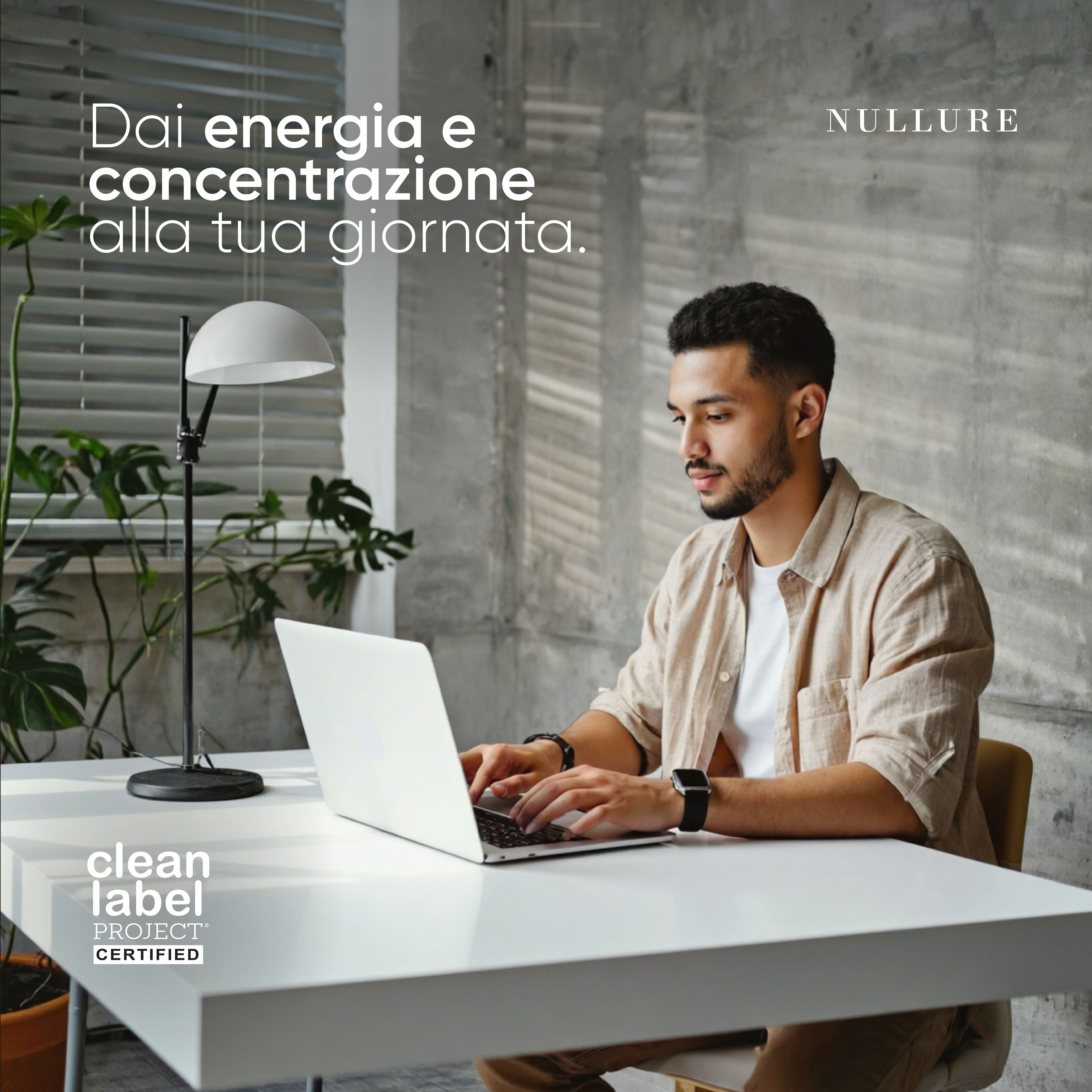 Uomo alla scrivania con laptop. Testo: Fai il pieno di energia e concentrazione. Clean Label Project certificato.