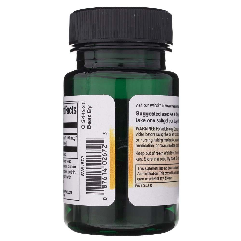 Retro di un flacone verde di softgel di Vitamina K2 Swanson. Include informazioni nutrizionali e istruzioni per l'uso.