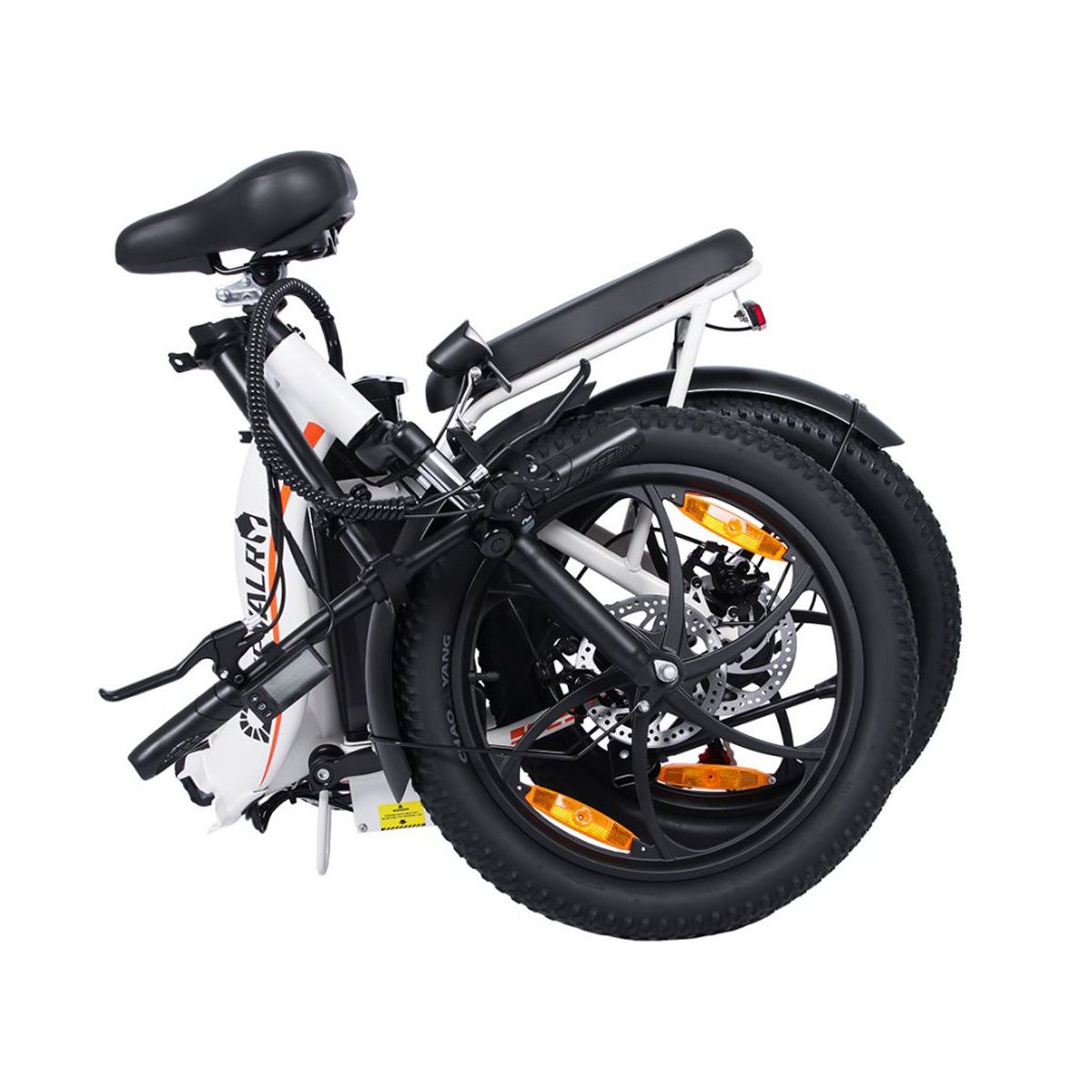 Bicicletta elettrica piegata, bianca con pneumatici neri. Visibili: sella, portapacchi, freni a disco.