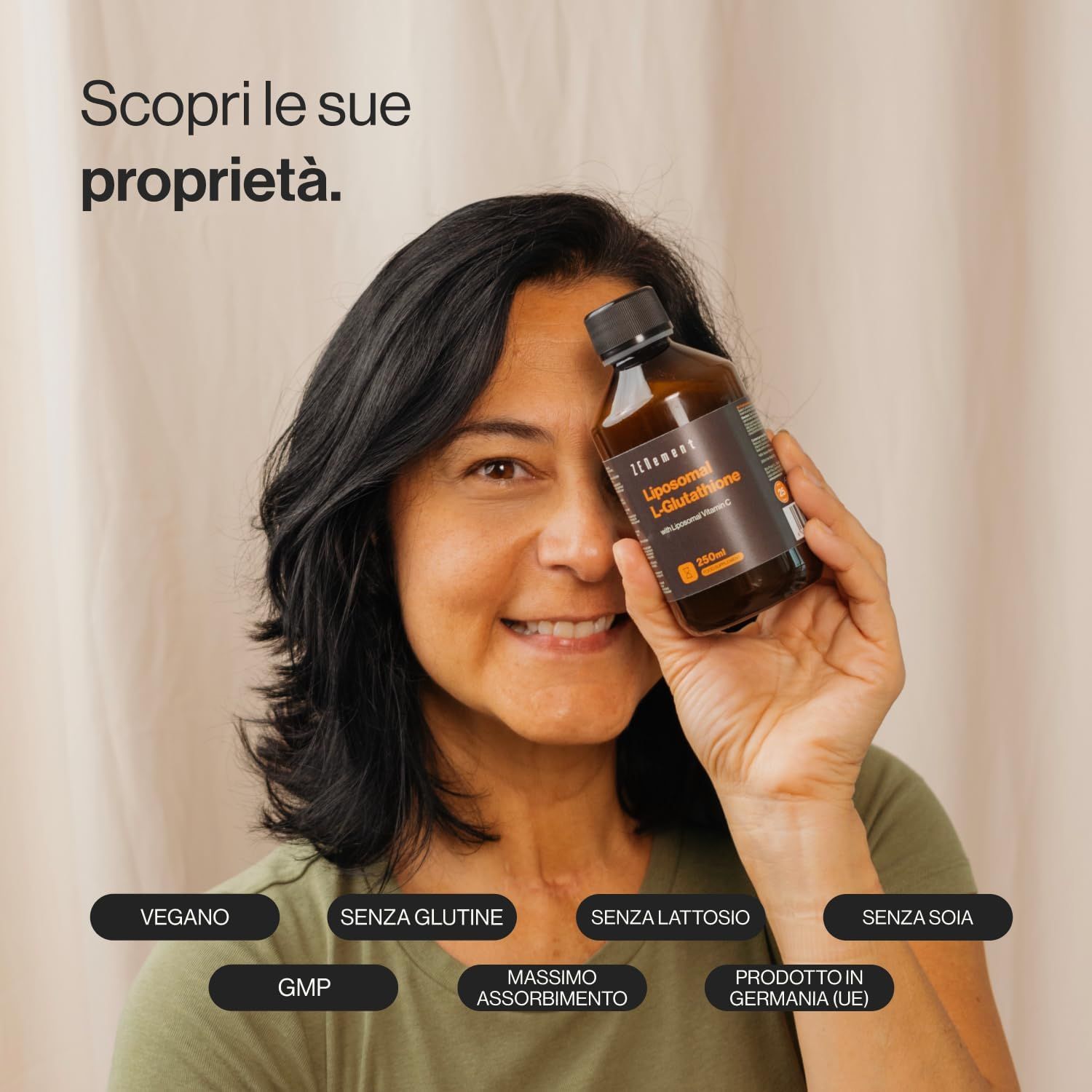 Donna tiene una bottiglia marrone. Scritta: Zenement L-Glutatione liposomiale. Vegano, senza glutine, lattosio, soia. GMP.