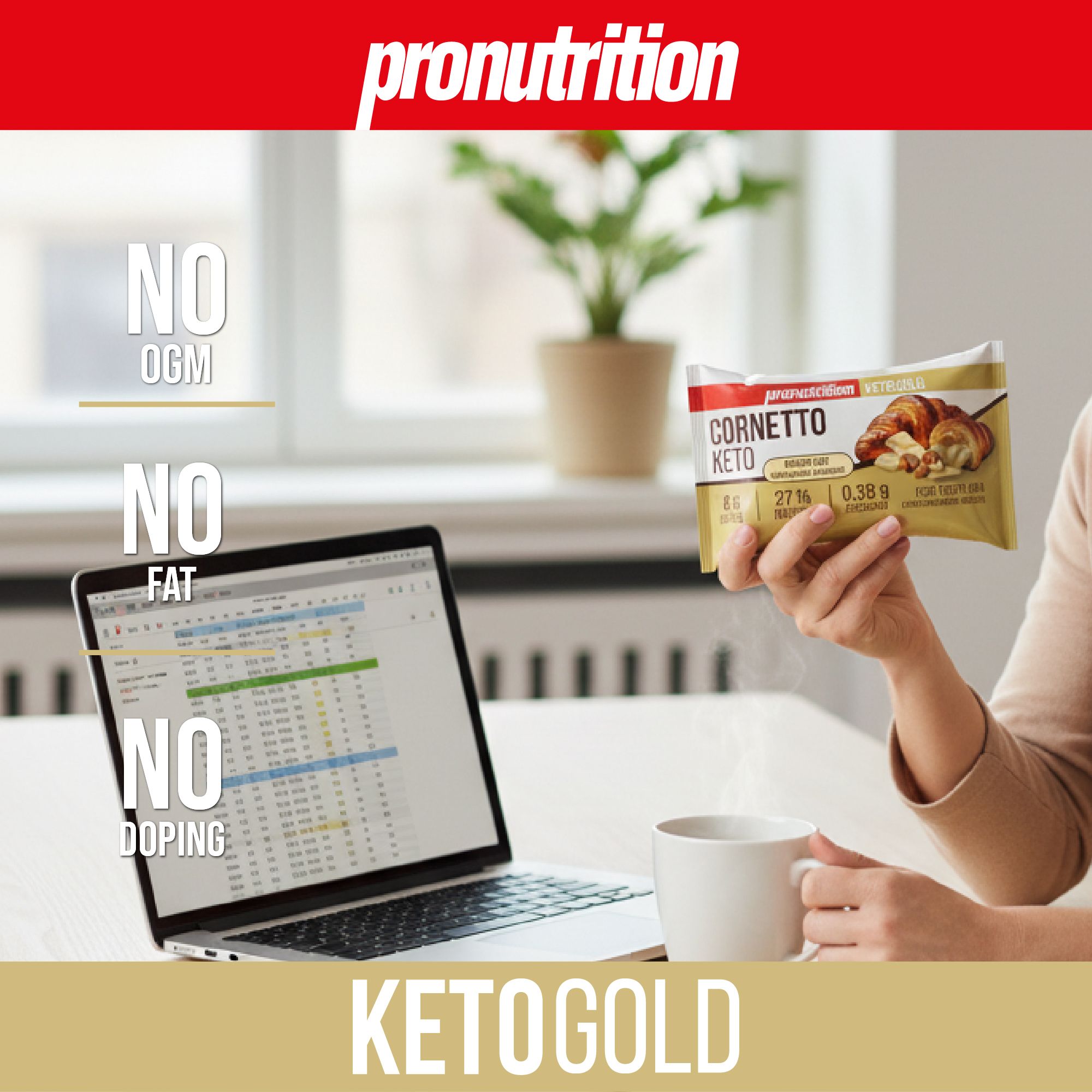 Persona che tiene in mano un Cornetto Keto confezionato. Laptop, tazza sul tavolo. Testo: NO OGM, NO FAT, NO DOPING, KETOGOLD.