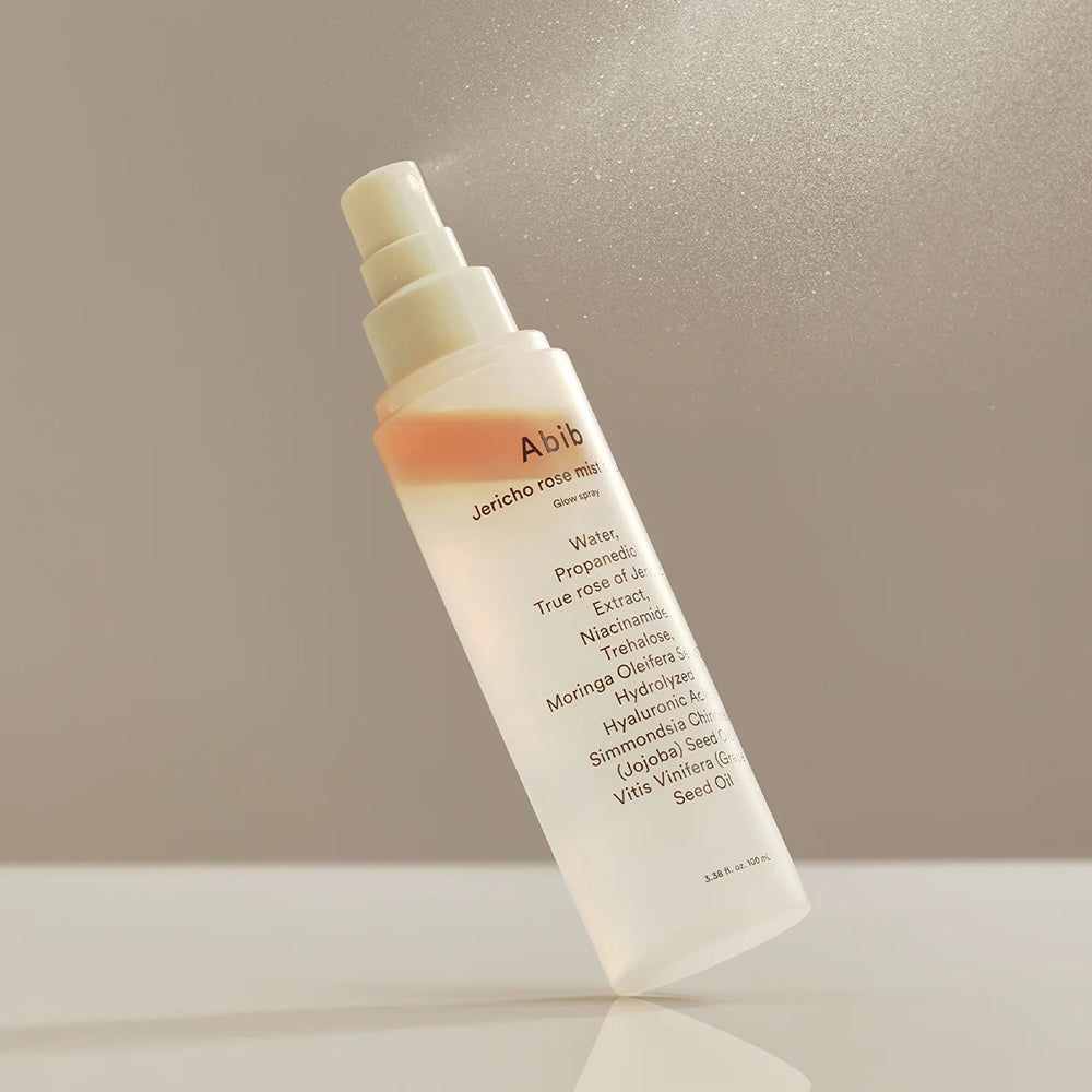 Flacone Abib Jericho Rose Mist Serum, leggermente inclinato, con una fine nebbiolina.