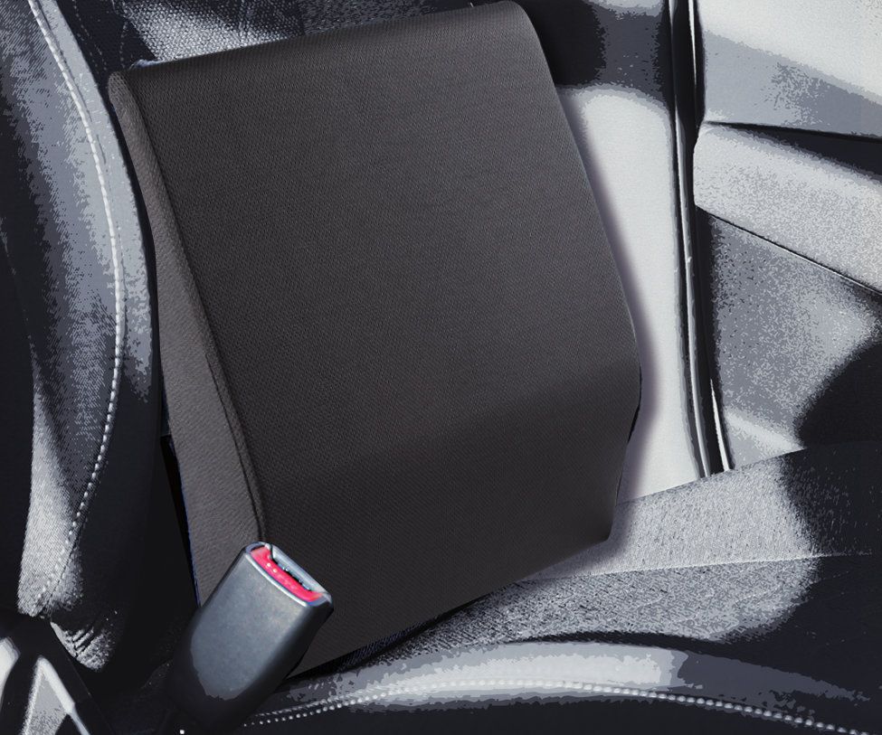 Cuscino lombare nero rettangolare in un sedile auto. Vista laterale. Cintura di sicurezza visibile.