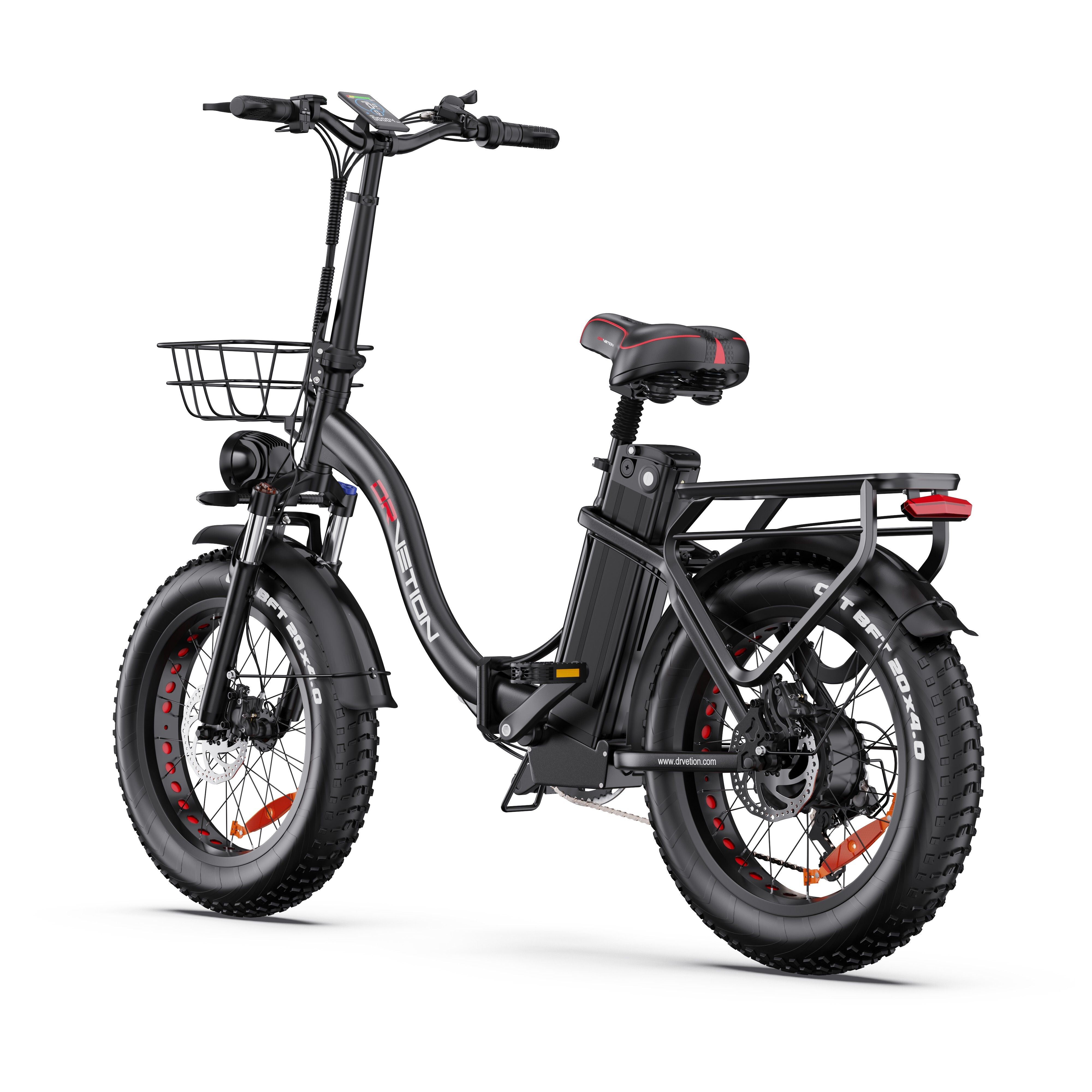 E-bike nera con cestino, batteria e portapacchi. Pneumatici grassi, sella rossa. Scritta DRVETION.