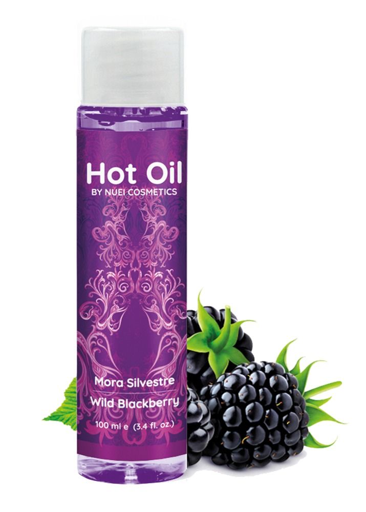 Flacone con etichetta viola e more. Scritta: Hot Oil, Mora Silvestre, Wild Blackberry. Marchio: NUEI cosmetics.