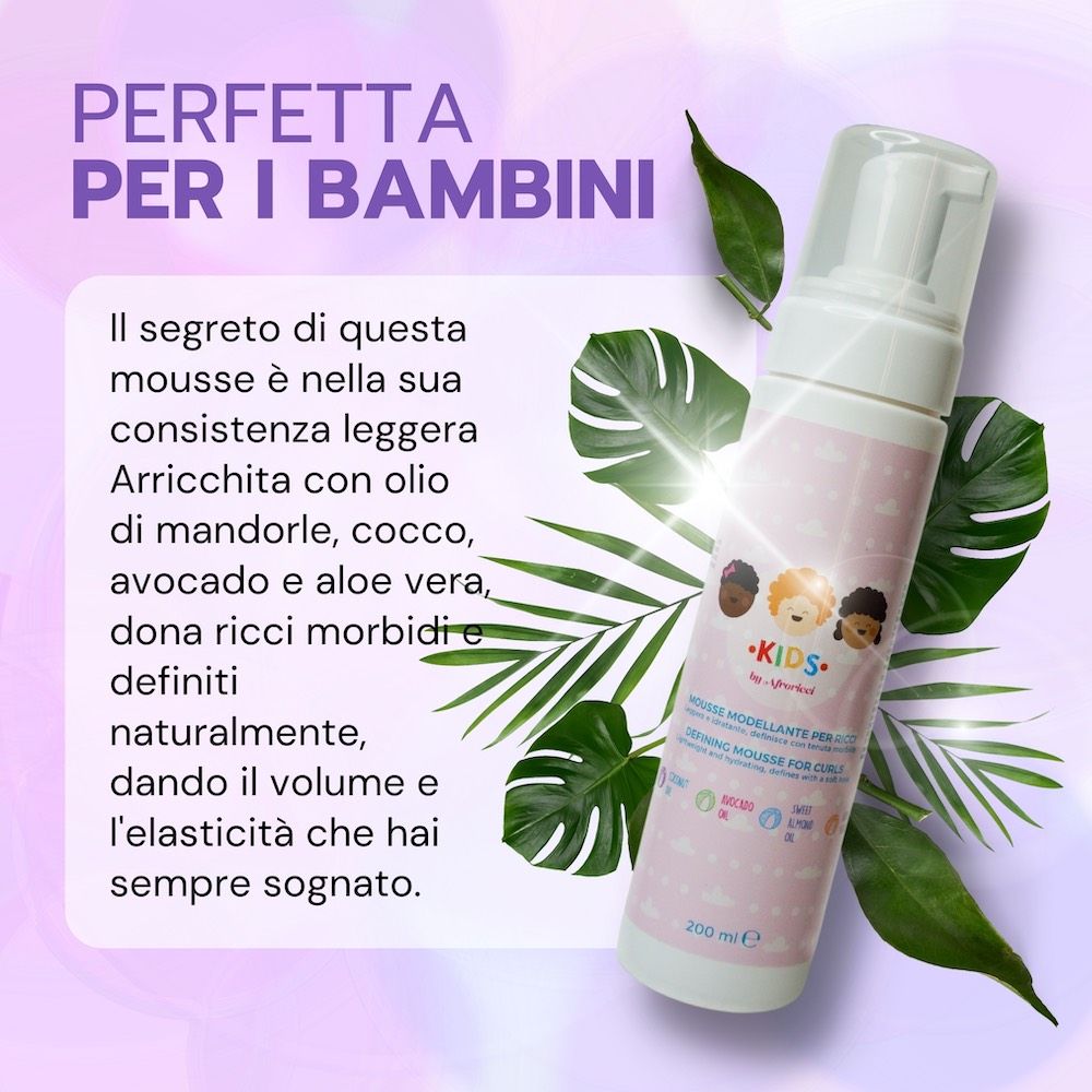 Flacone bianco con etichetta rosa. Scritta: KIDS by Afroricci. Nome del prodotto e loghi. Chiusura a pompa. Testo: Perfetta per i bambini.