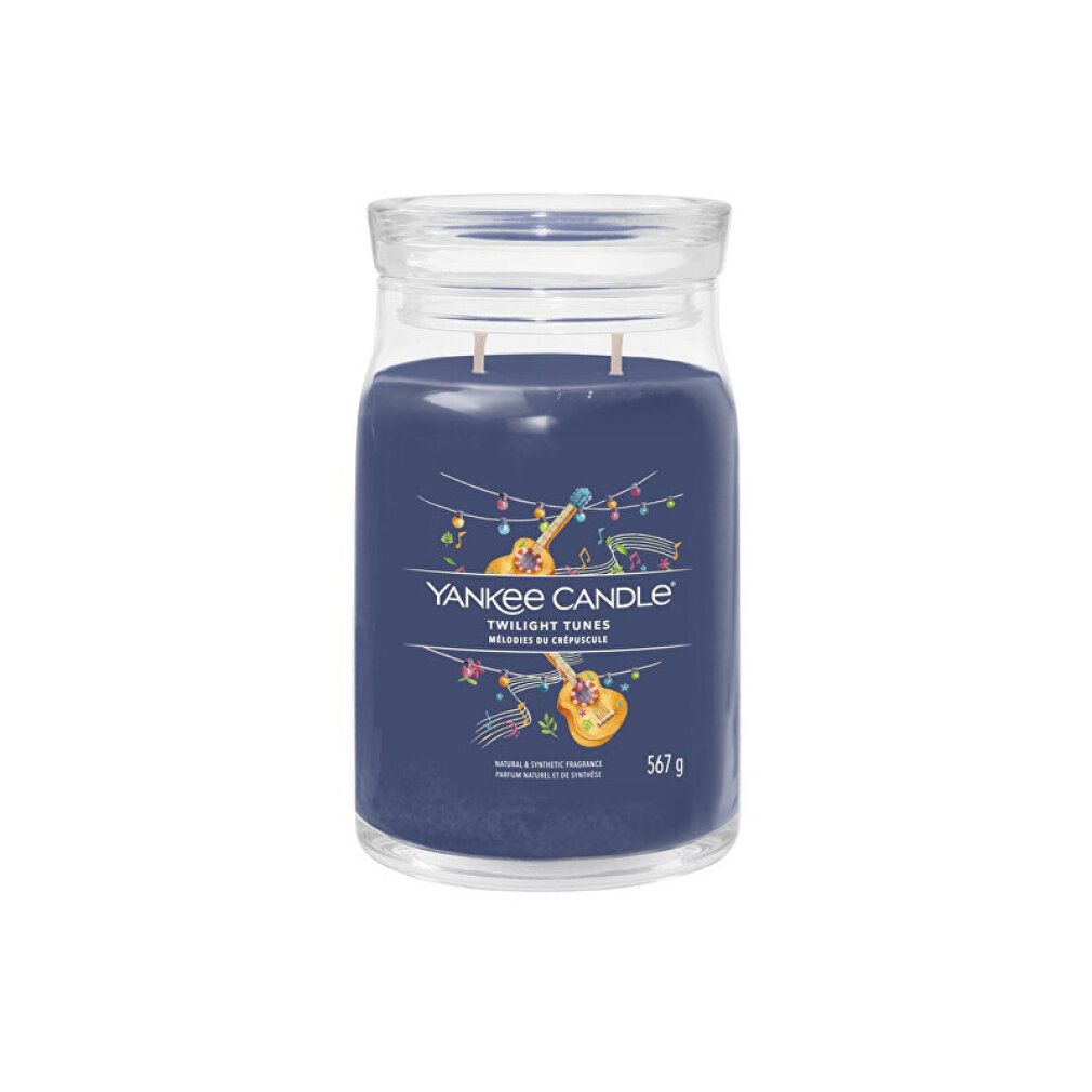 Candela profumata in vetro con coperchio. Scritta: Yankee Candle Twilight Tunes. Illustrazioni di strumenti musicali. 567 g.