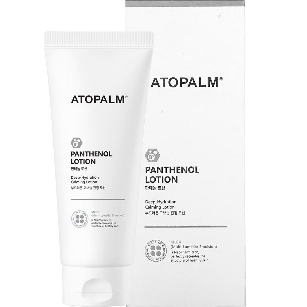 Tubo e scatola bianchi ATOPALM Panthenol Lotion. Testo inglese e coreano. Logo e testo. Su sfondo bianco.