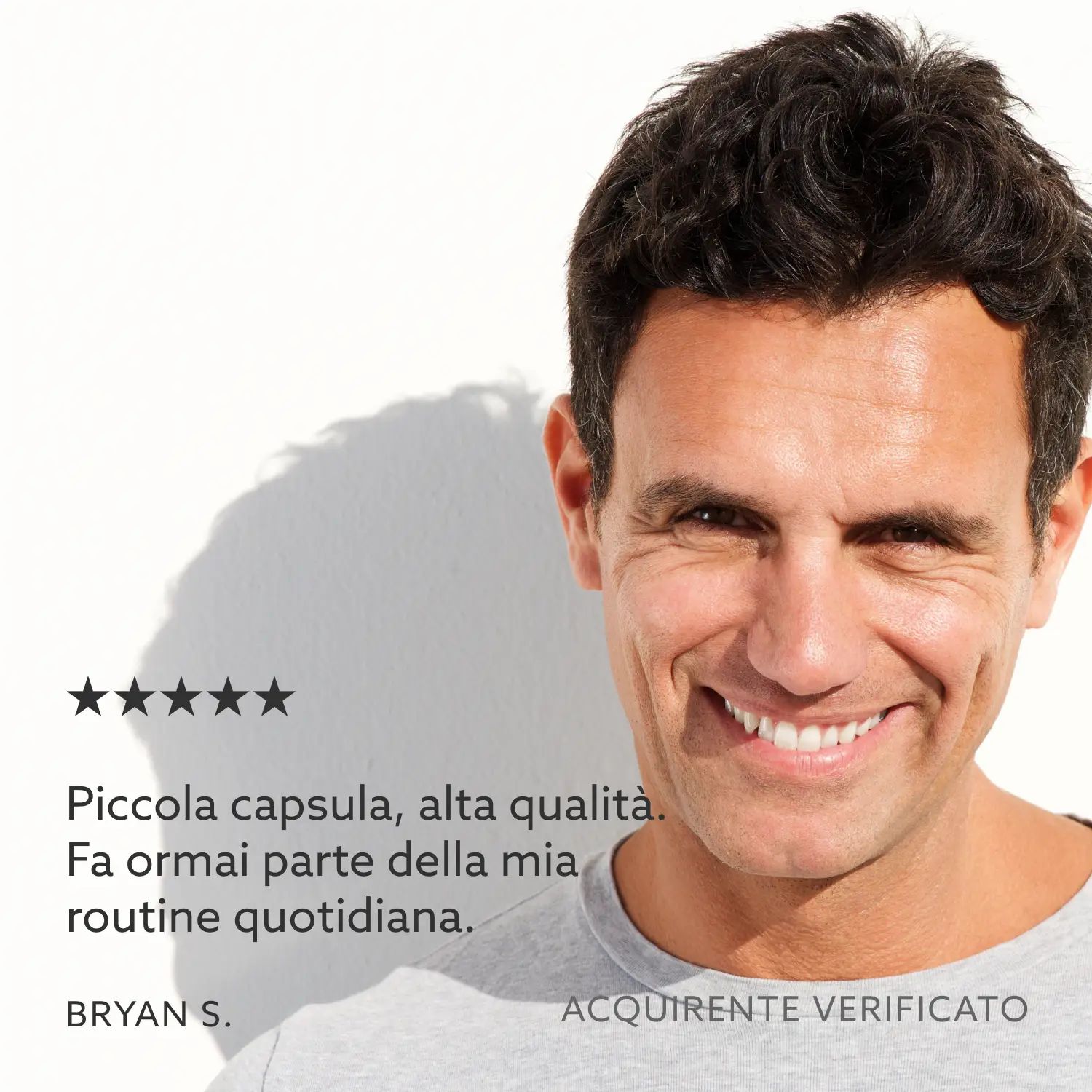 Ritratto di un uomo sorridente. Testo: Piccola capsula, alta qualità. Fa ormai parte della mia routine quotidiana. BRYAN S.