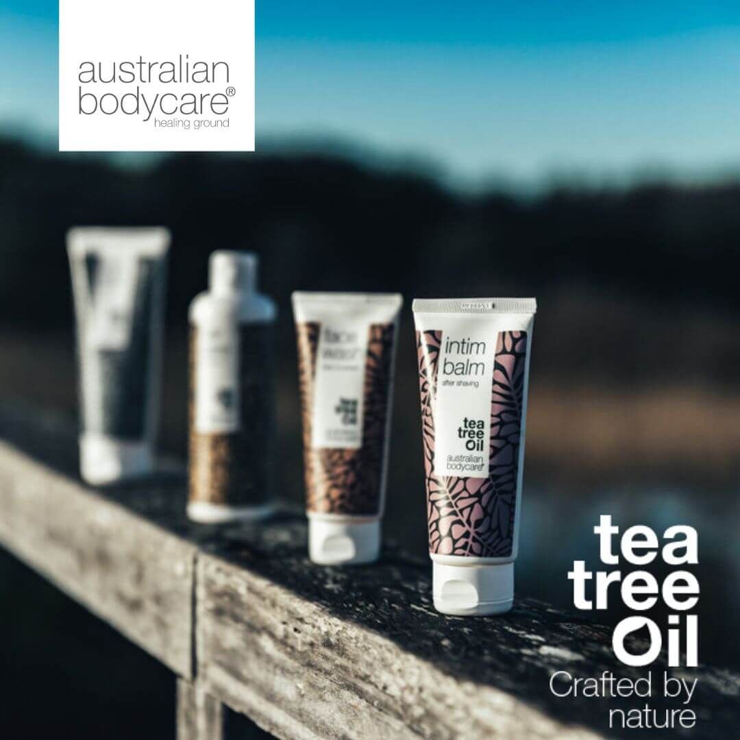 Quattro prodotti su legno. Marchio: Australian Bodycare. Balsamo intimo, gel Intim-Shave, altri prodotti.