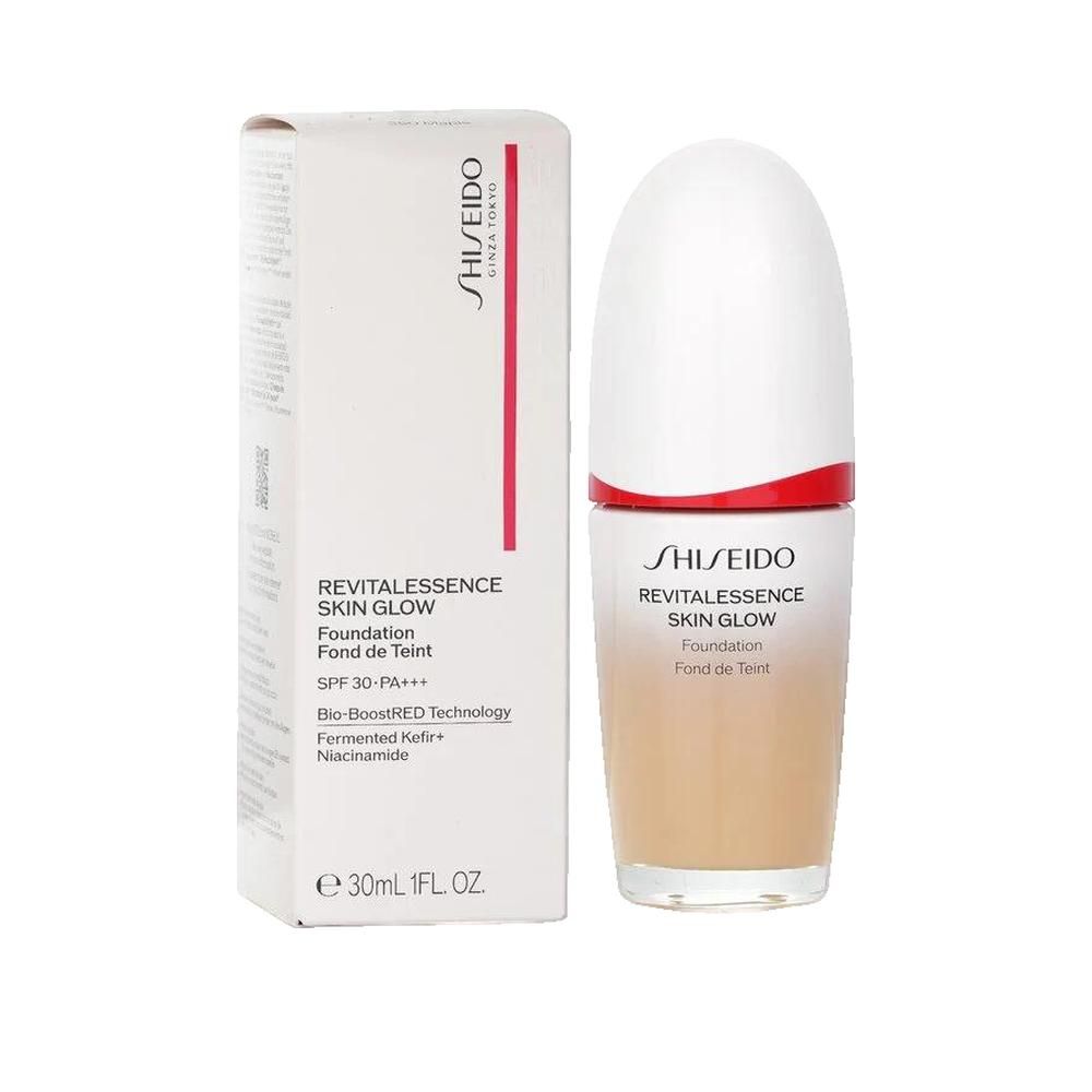 Shiseido FT Revitalessence Skin Glow. Flacone e confezione. Design bianco e rosso. Testo: Foundation, SPF 30-PA+++, Bio-BoostRED Technology, Fermented Kefir, Niacinamide.