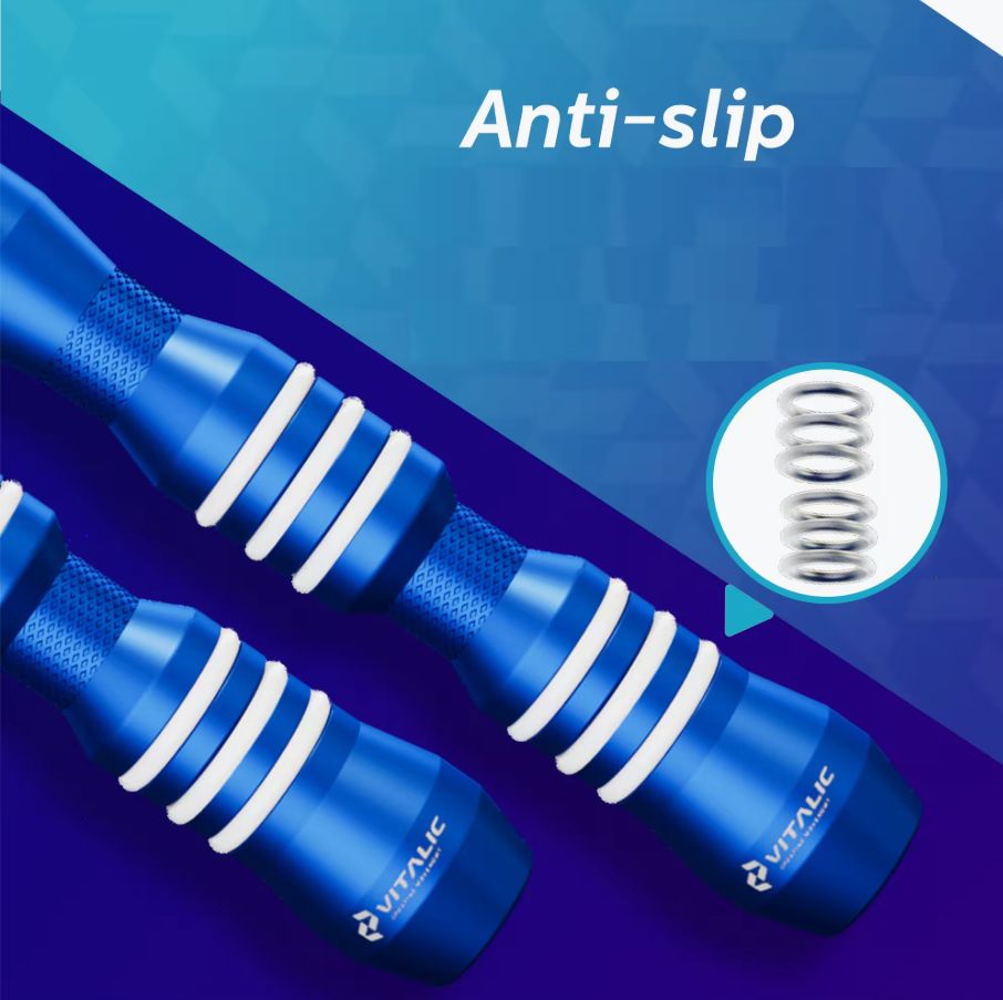 Manici blu di corda per saltare con anelli bianchi. Logo VITALIC sul manico. Dettaglio della molla.