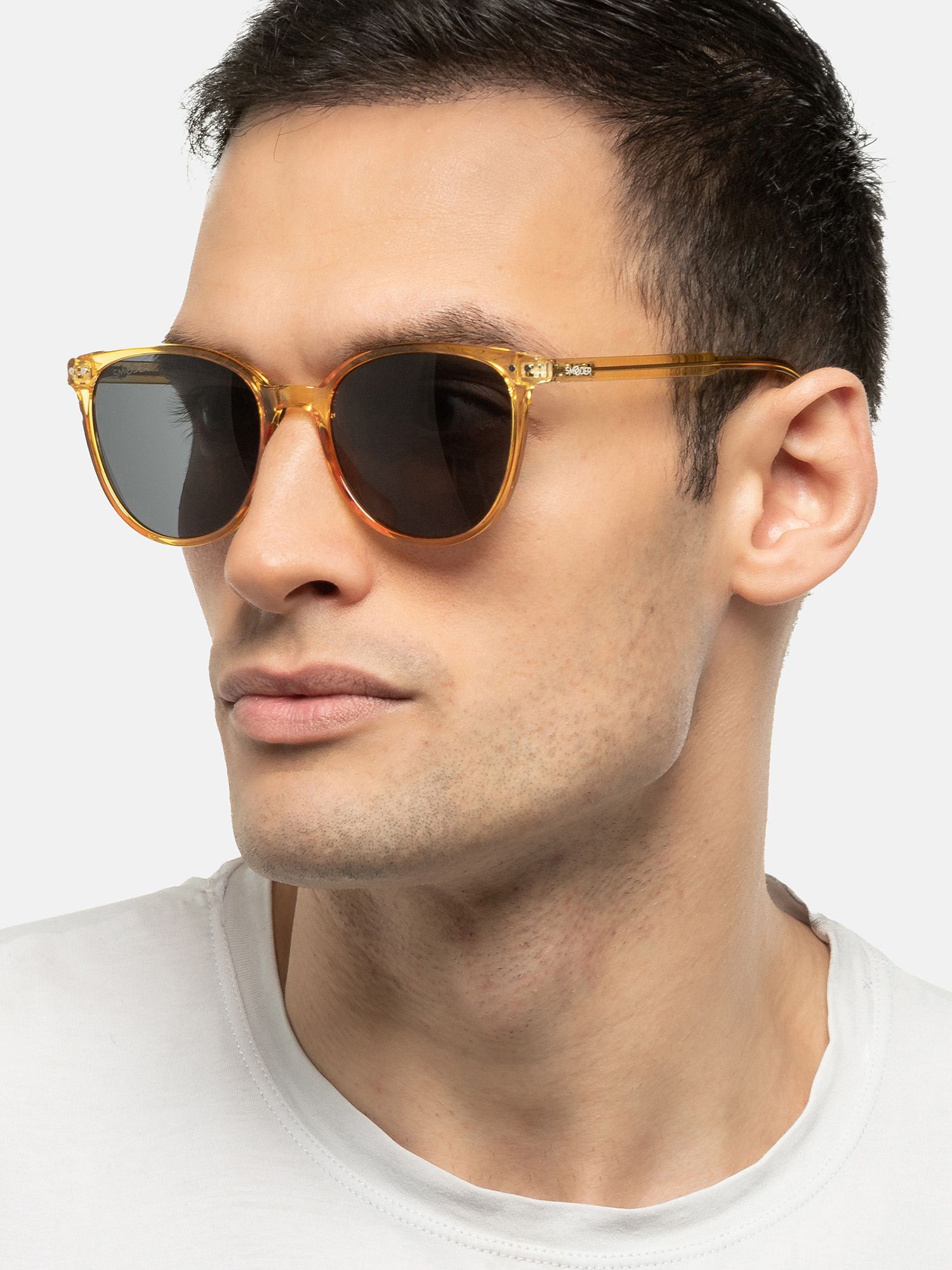 Uomo con occhiali da sole con montatura arancione e lenti scure.