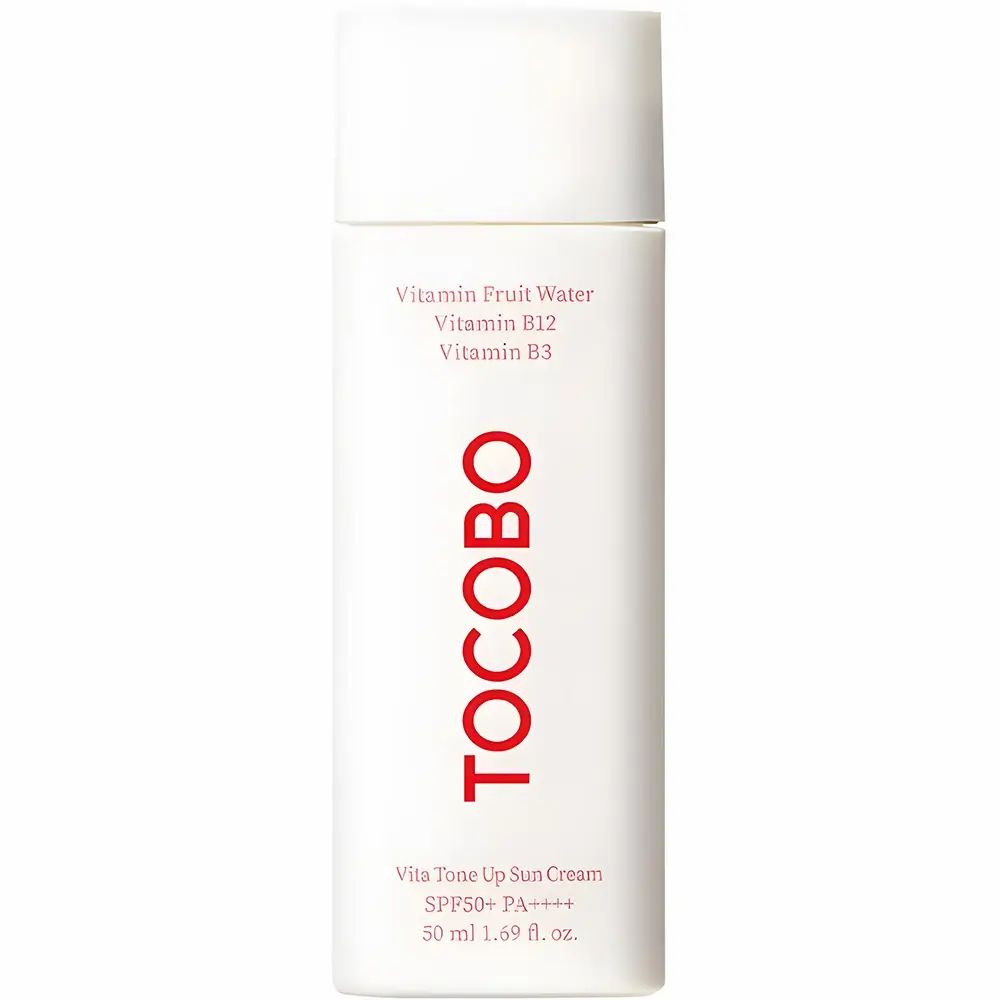 Tubo bianco rettangolare con logo TOCBO rosso e testo. Contiene Vitamin Fruit Water, B12 e B3. Crema solare SPF50+ PA++++.