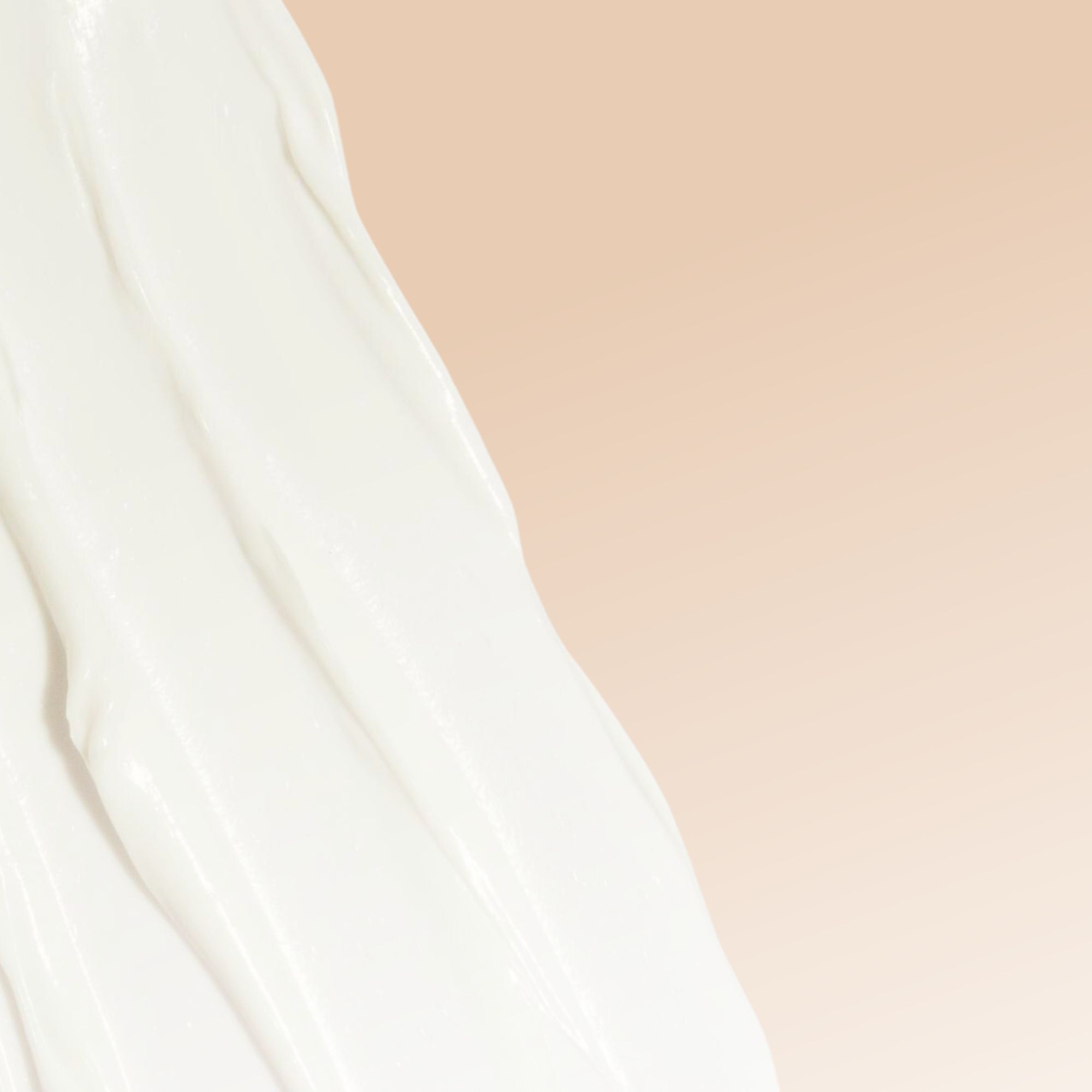 Texture di crema bianca ondulata su sfondo beige.