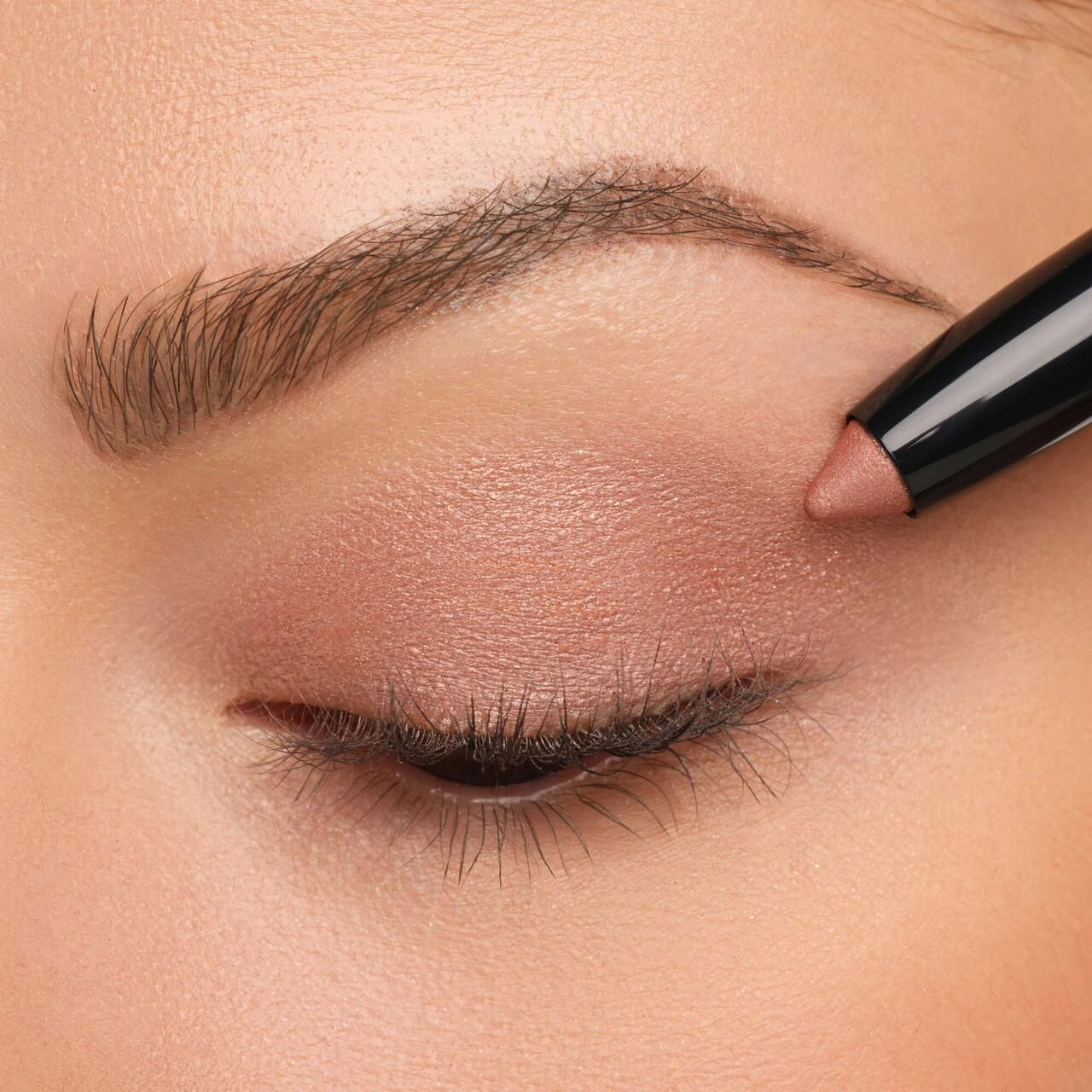 Occhio con Artdeco High Performance Eyeshadow Stylo applicato. Ombretto rosa.