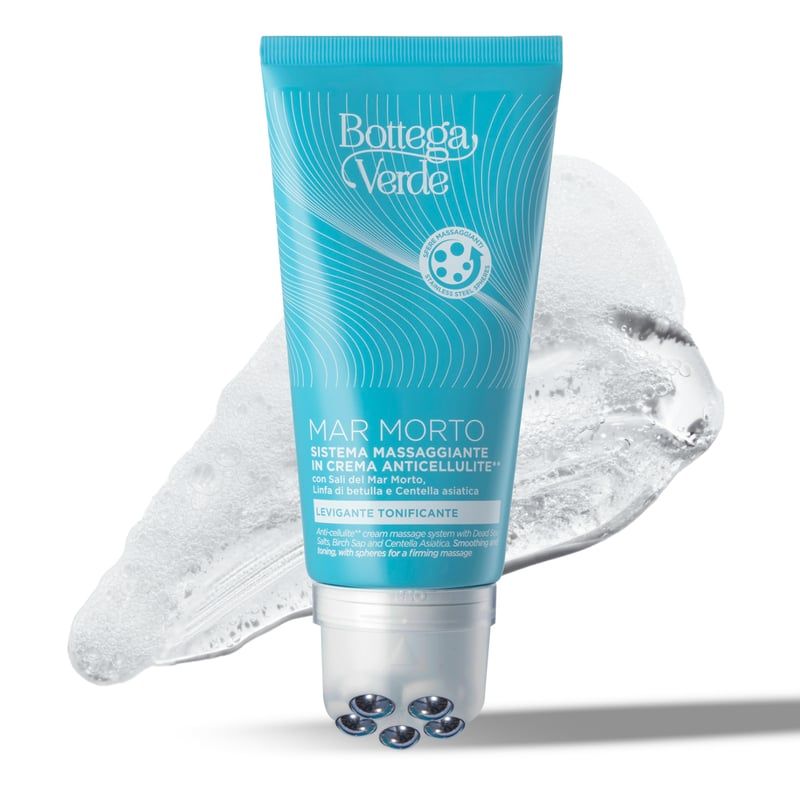 Tubo turchese con testina massaggiante. Testo: Bottega Verde, Mar Morto. Su sfondo bianco con sostanza cremosa.