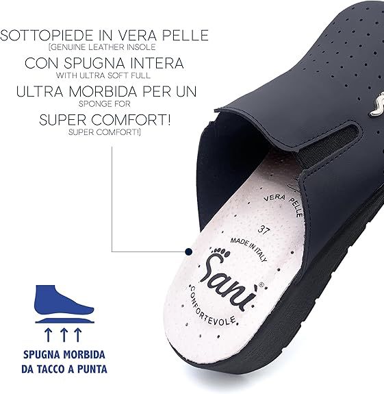 Dettaglio del plantare di uno zoccolo Sanì blu. Testo: 'Sottopiede in vera pelle', 'Sani'.