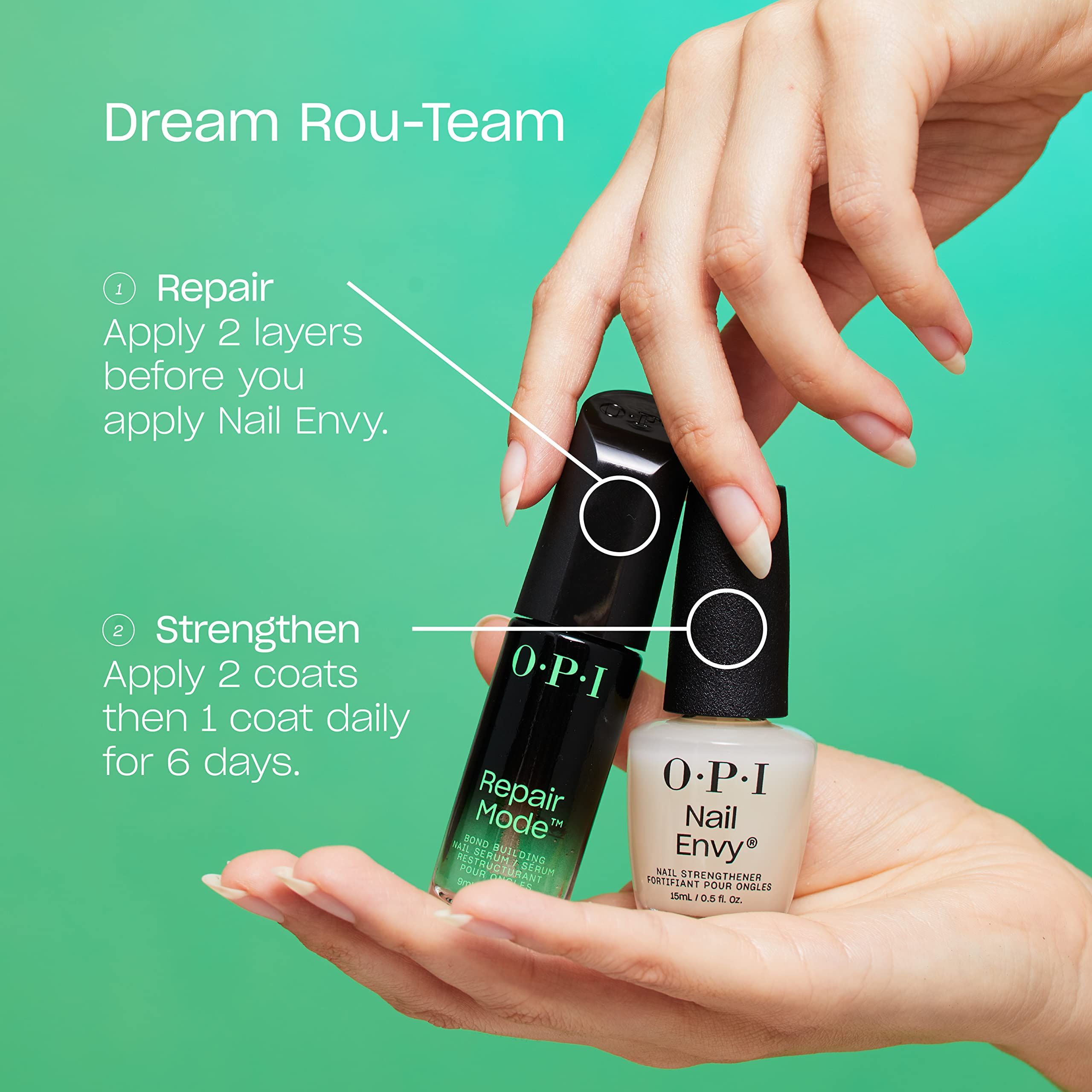 Mani che tengono due flaconi di smalto. O.P.I Nail Envy e Repair Mode. Istruzioni: applicare e rinforzare. Sfondo verde.