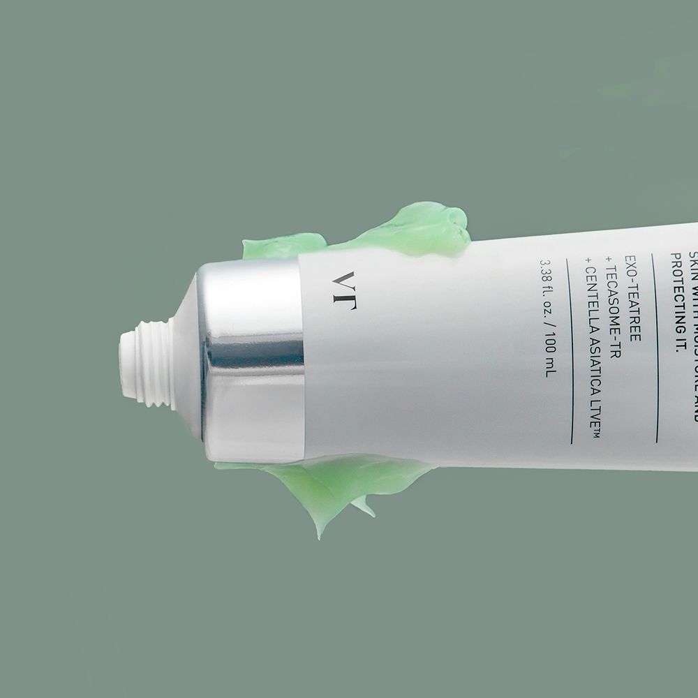 Tubo Cica Cream Plus. Tubo verde e bianco con tappo verde. Su gel verde. Scritta Cica Cream Plus.