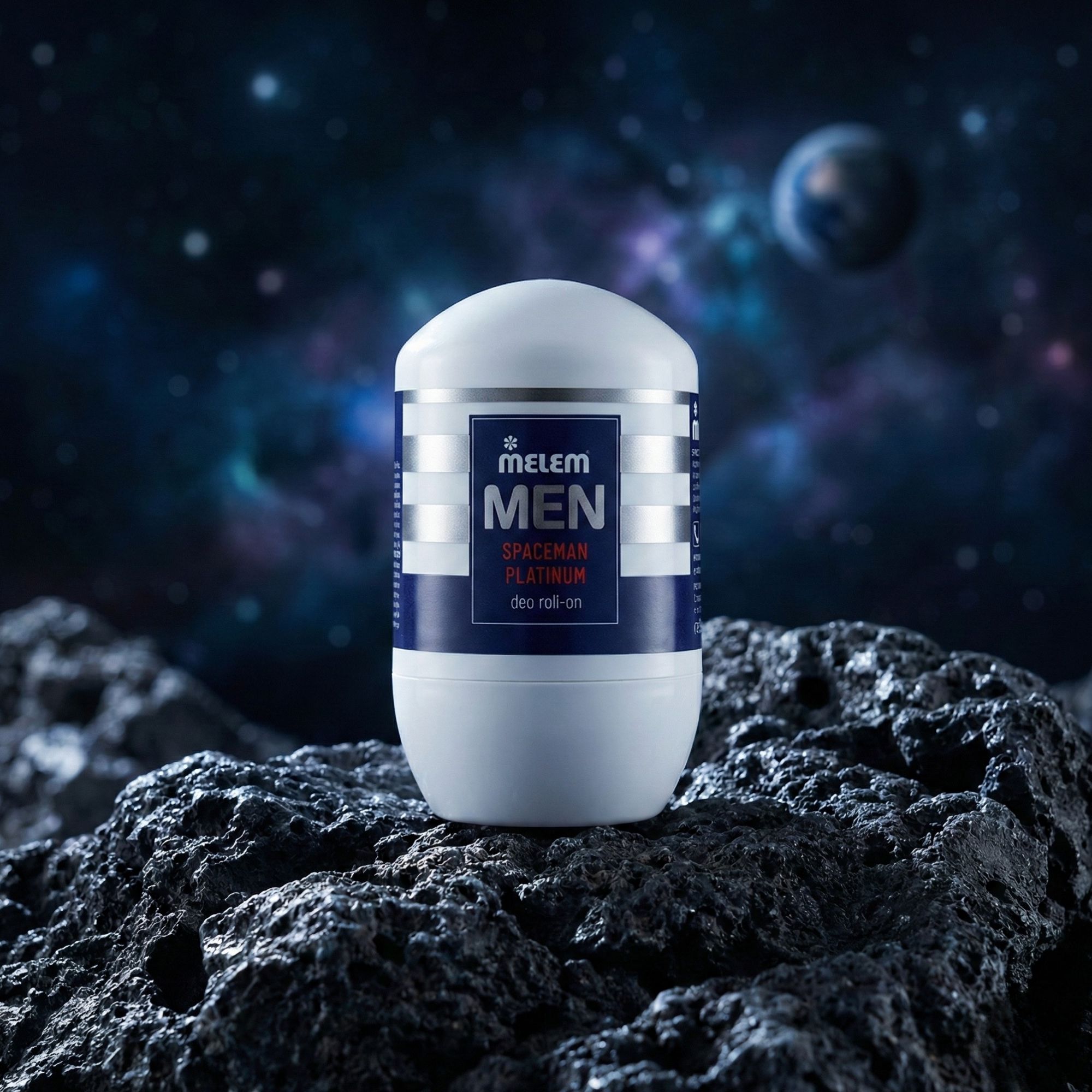 Deodorante roll-on bianco con scritte blu e argento. Posizionato su una roccia davanti a uno sfondo spaziale.