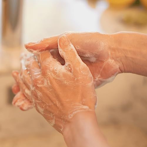Mani lavate con sapone. La schiuma copre le mani.