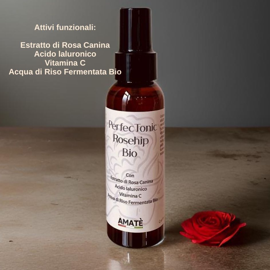 Flacone marrone con vaporizzatore nero. Scritta: PerfecTonic Rosehip Bio. Contiene ingredienti. Marchio: AMATÈ. Una rosa rossa accanto.