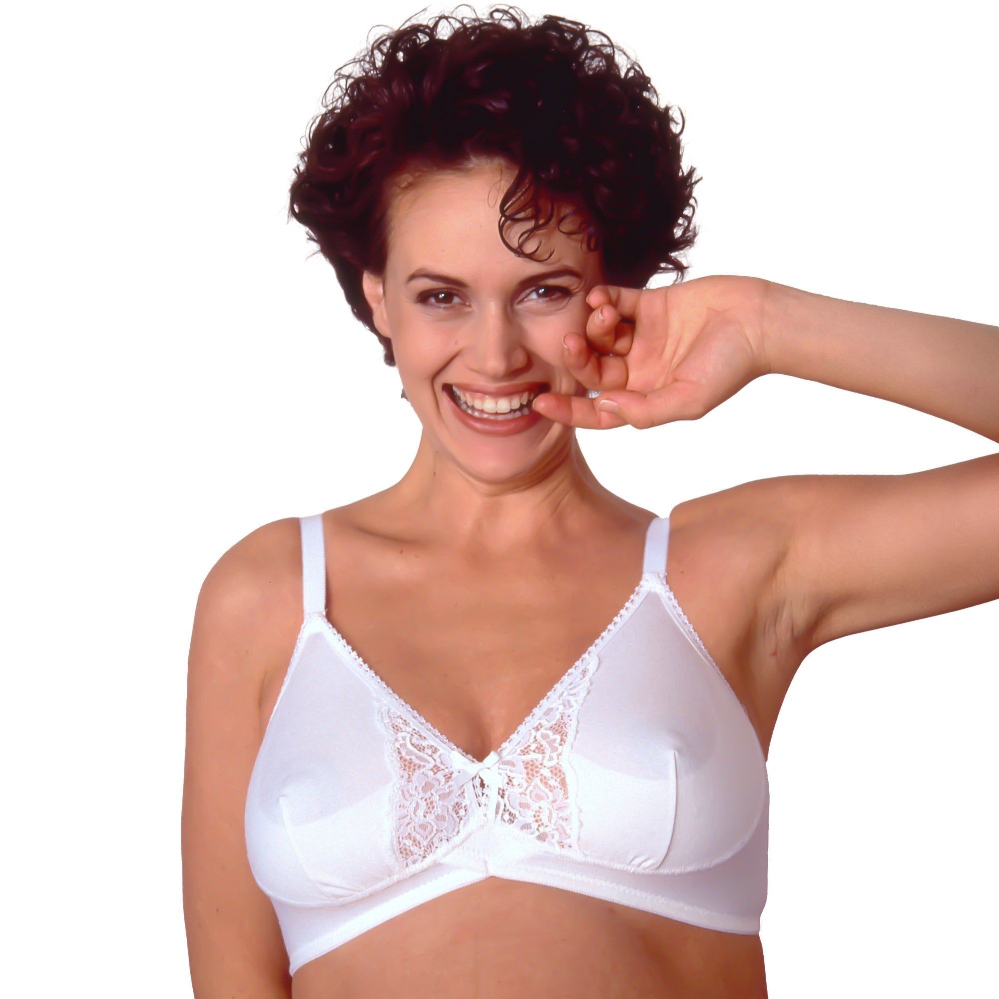Donna indossa reggiseno premaman bianco con pizzo. Cotone, coppa C. Spalline regolabili, dettaglio in pizzo. Sorride.