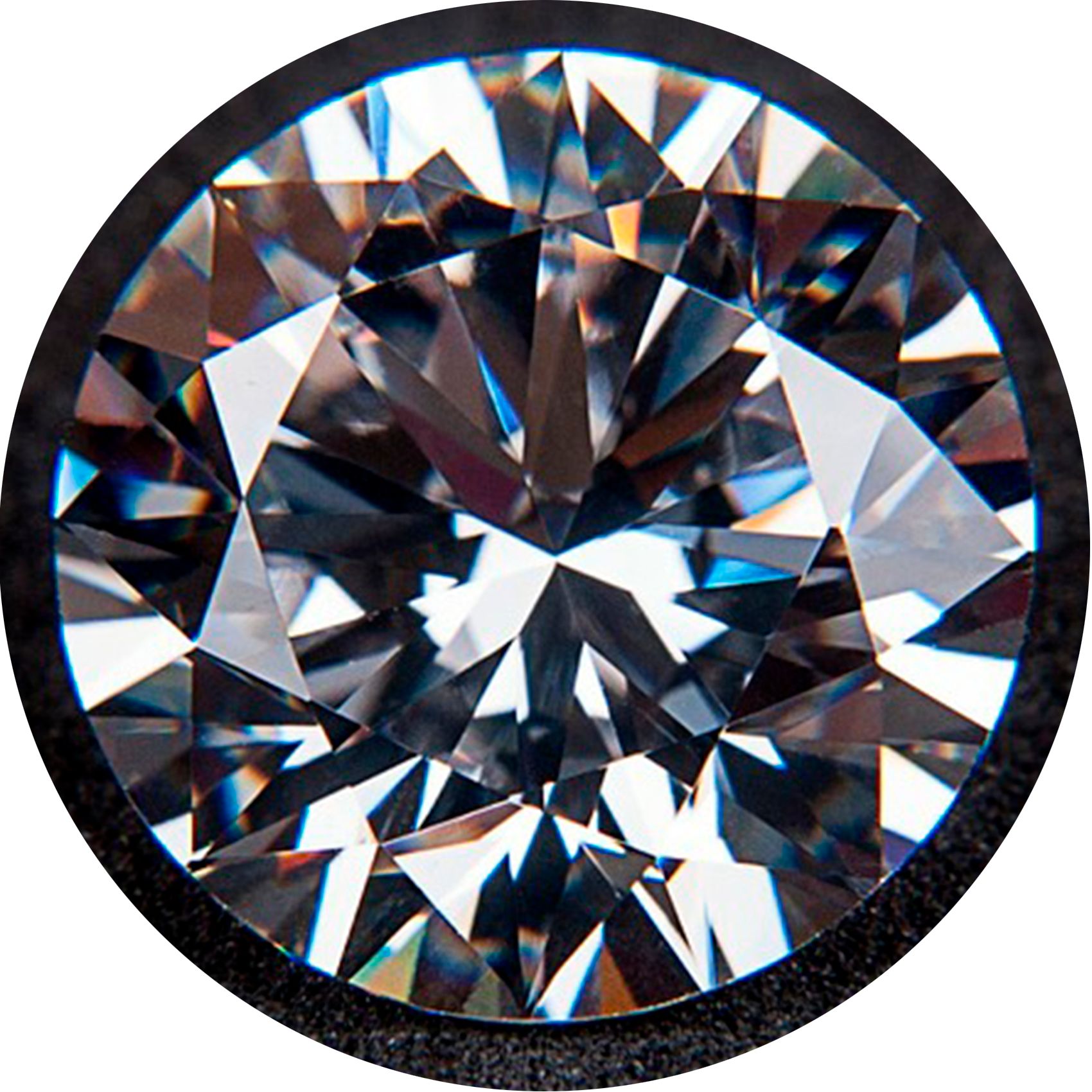 Primo piano di un diamante su sfondo nero. Sfacettato, brillante.