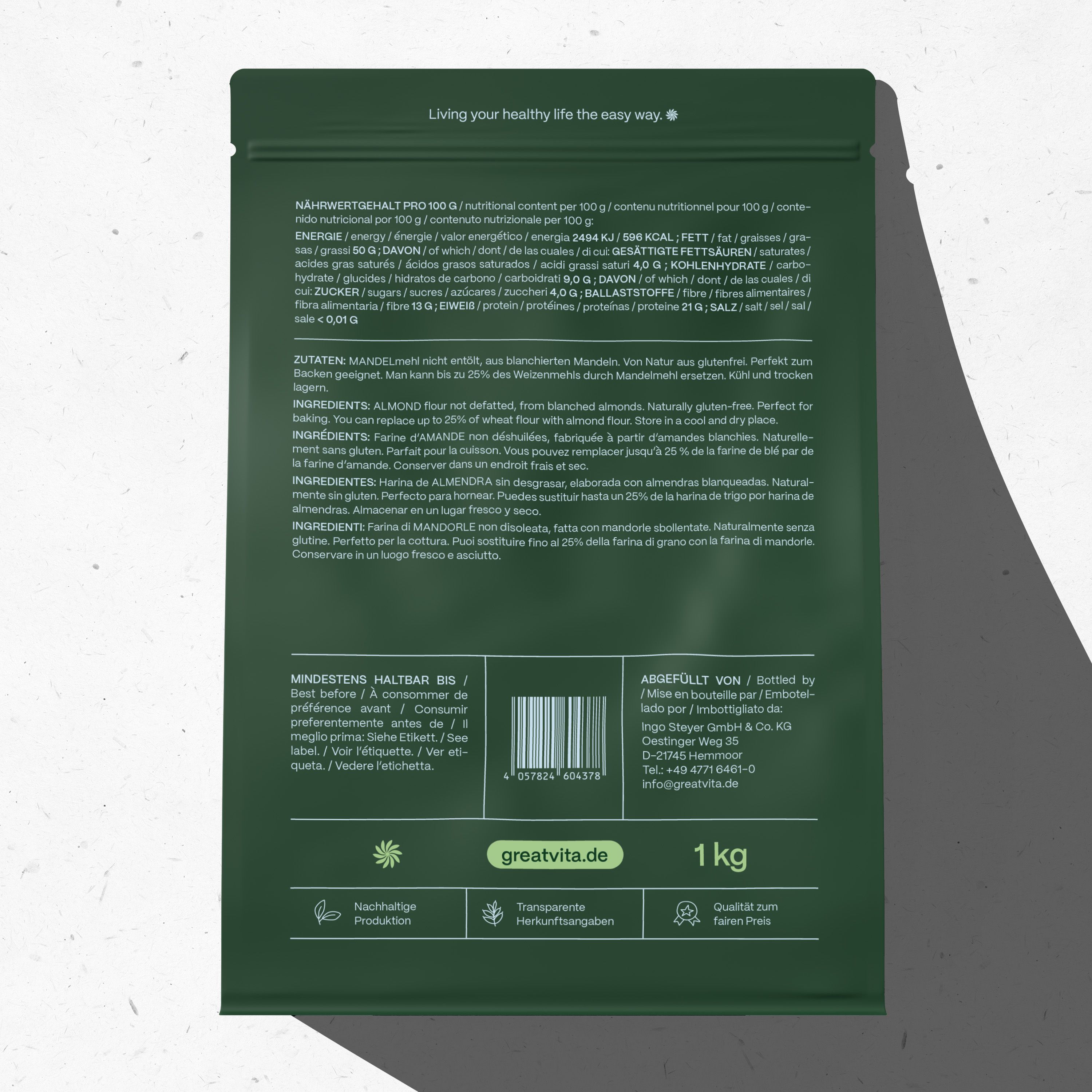 Confezione verde con informazioni sulla farina di mandorle. Testo: valori nutrizionali, ingredienti, scadenza. 1 kg. Marchio: GreatVita.