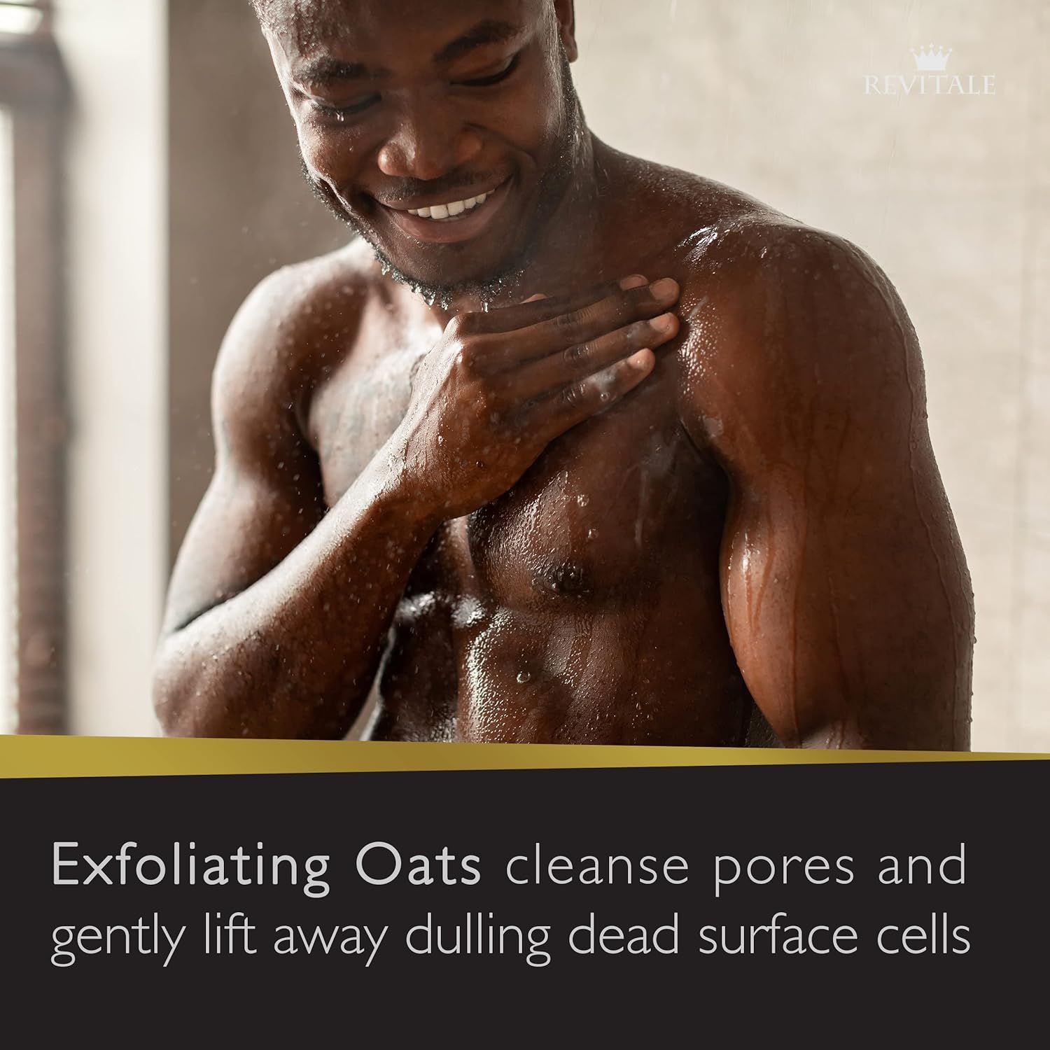 Uomo sotto la doccia, sapone sulla pelle. Testo: Exfoliating Oats puliscono i pori e rimuovono le cellule morte.