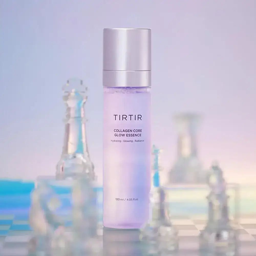 TIRTIR Collagen Core Glow Essence tra pezzi degli scacchi stilizzati.