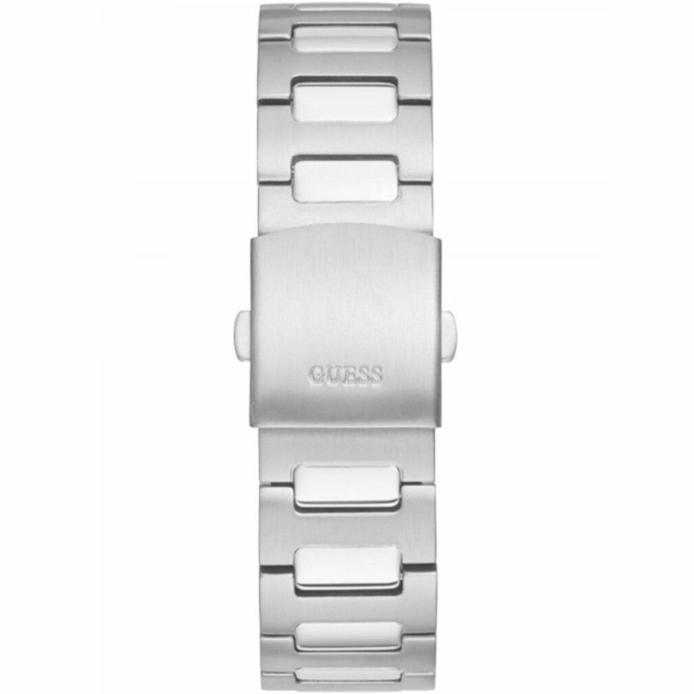 Primo piano della chiusura di un bracciale argentato. La chiusura riporta il marchio GUESS.