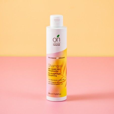Flacone di shampoo bianco con logo verde e accento giallo. Testo: Shampoo per capelli lisci, disciplinante. 200 ml.