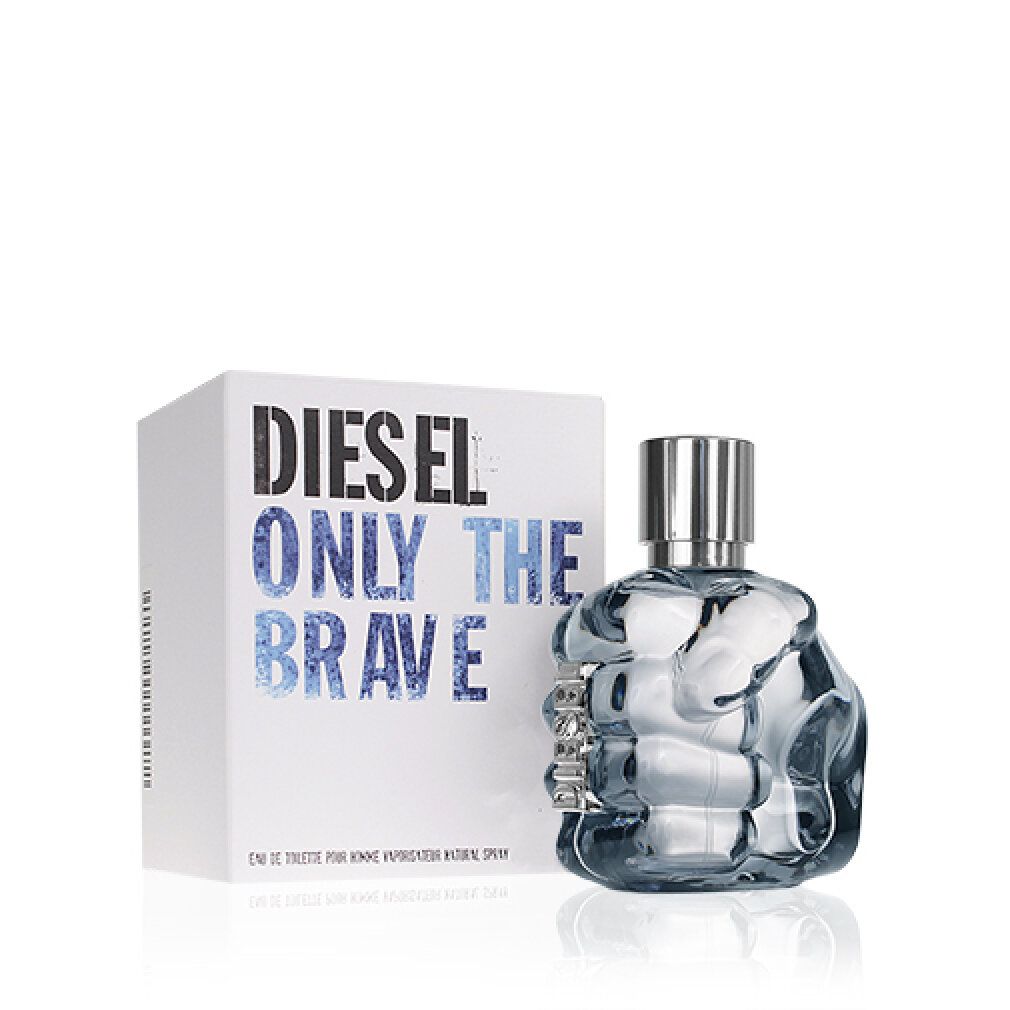 Flacone di profumo a forma di pugno accanto a confezione bianca con scritta "DIESEL ONLY THE BRAVE".