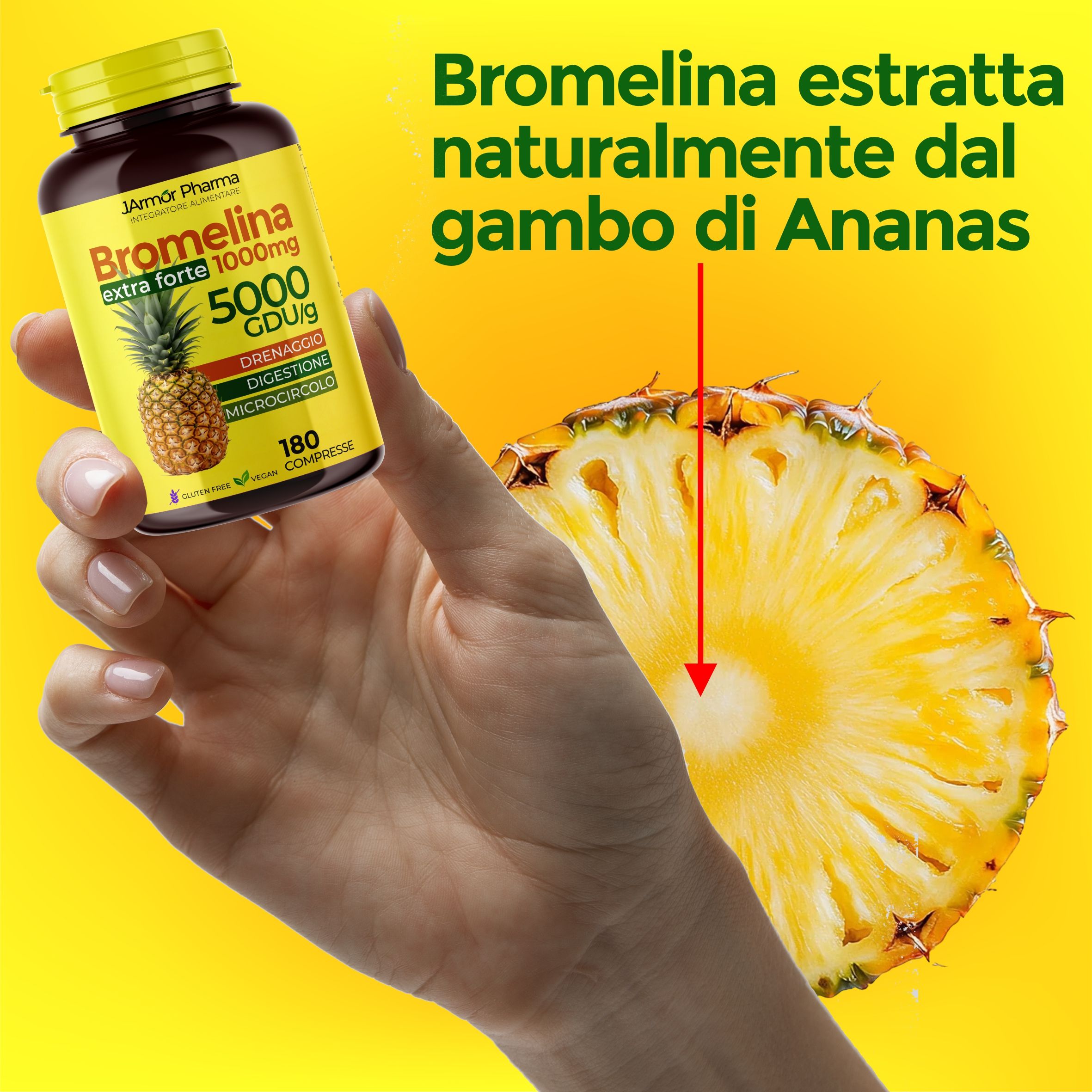 Flacone di compresse marrone con etichetta gialla. Illustrazione di ananas. Testo: Bromelina extra forte 1000mg 5000 GDU. Mano che tiene il flacone accanto a una fetta di ananas.