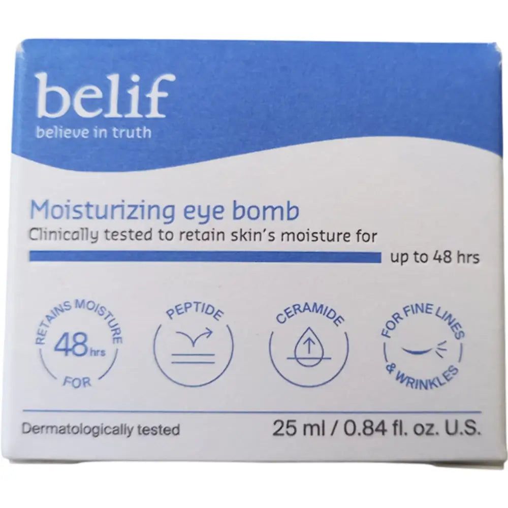 Donna che tiene un vasetto di crema blu con coperchio nero. Ha la crema sul dito e sorride.