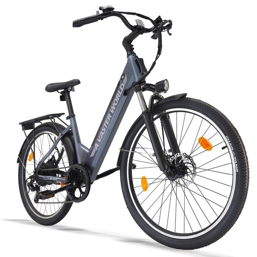 Bicicletta elettrica grigia con telaio nero, parafanghi e portapacchi. Freni a disco, fanali anteriori e posteriori.